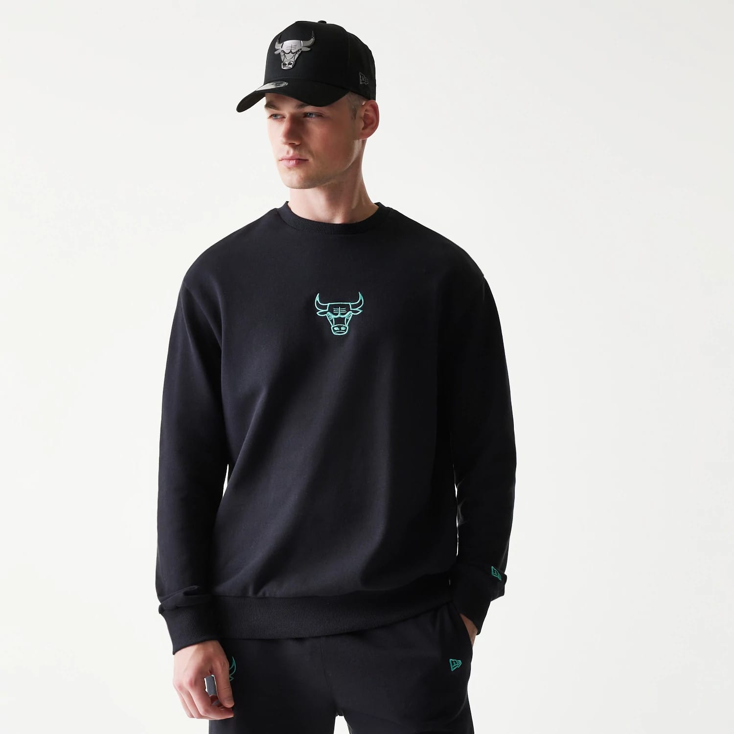 The model is wearing this NBA League Essential Chicago Bulls Oversized Crew Neck Sweater in black. 1