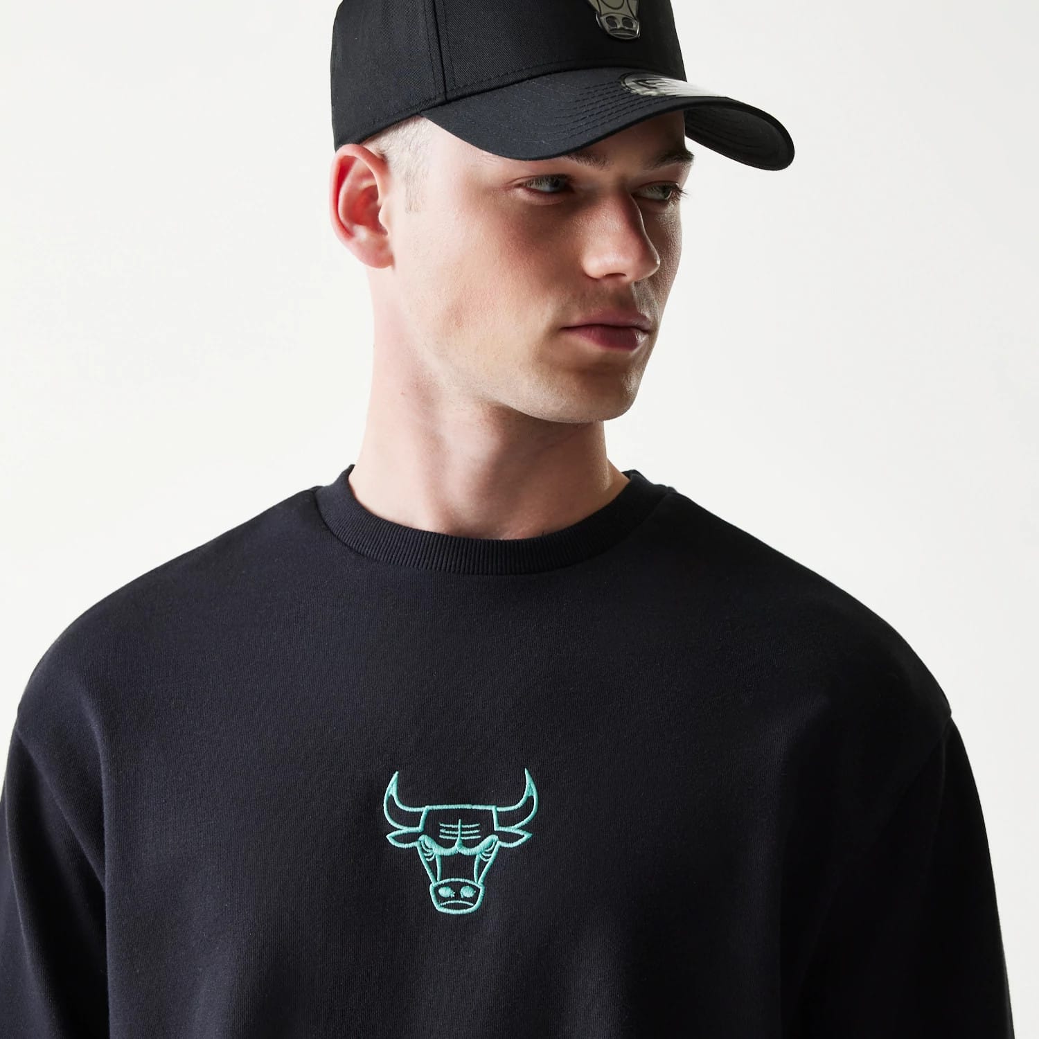 The model is wearing this NBA League Essential Chicago Bulls Oversized Crew Neck Sweater in black. 4