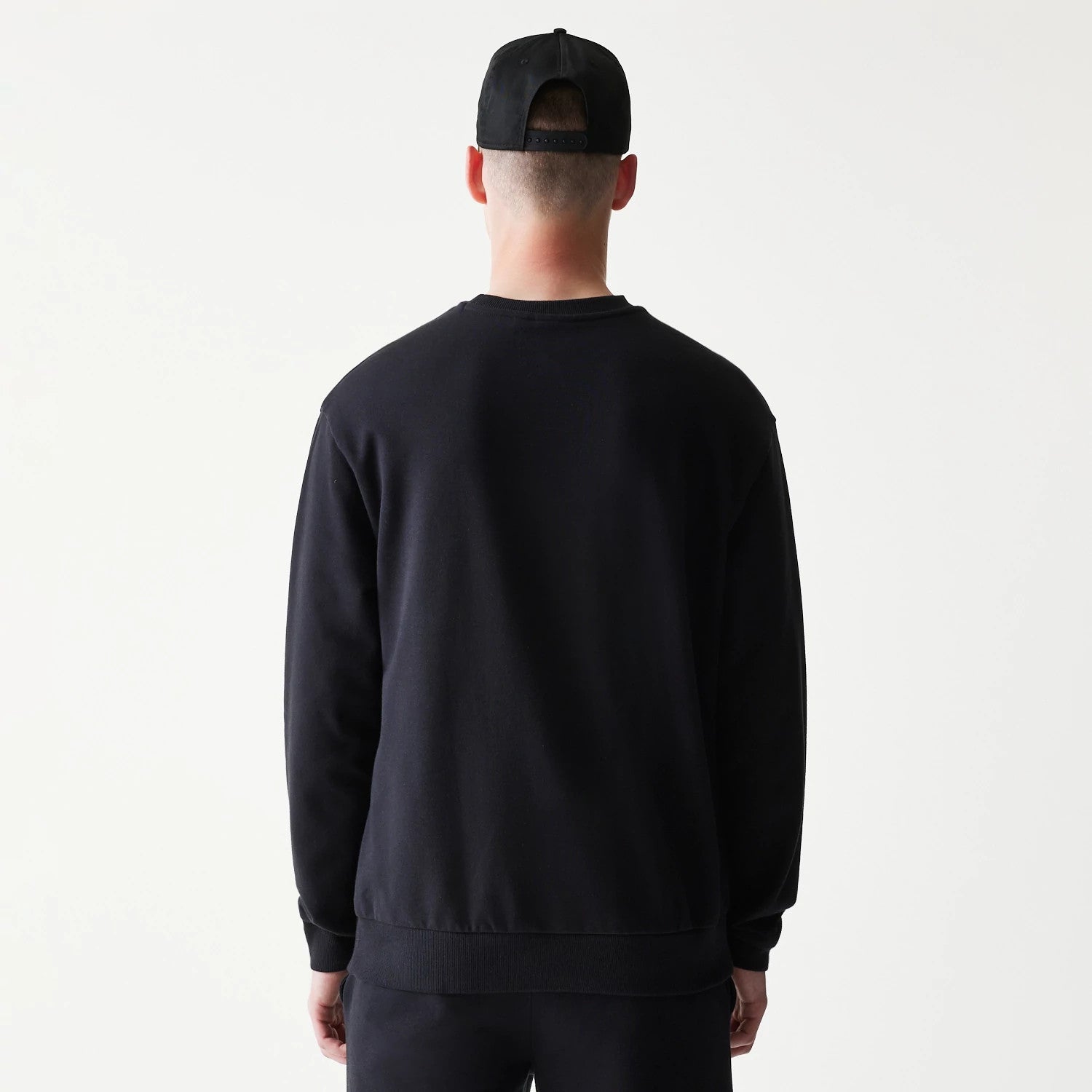 The model is wearing this NBA League Essential Chicago Bulls Oversized Crew Neck Sweater in black. 2