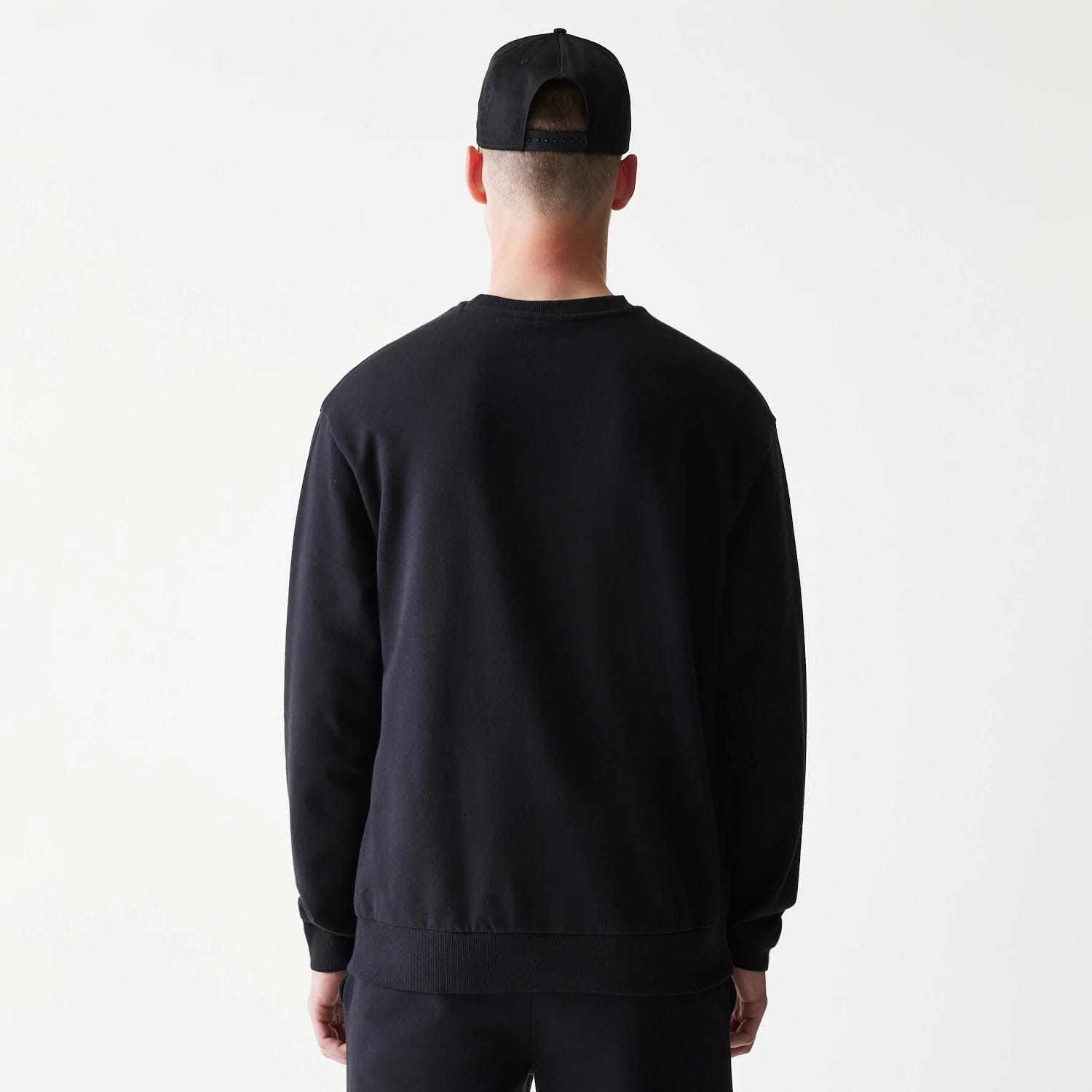 The model is wearing this NBA League Essential Chicago Bulls Oversized Crew Neck Sweater in black. 2