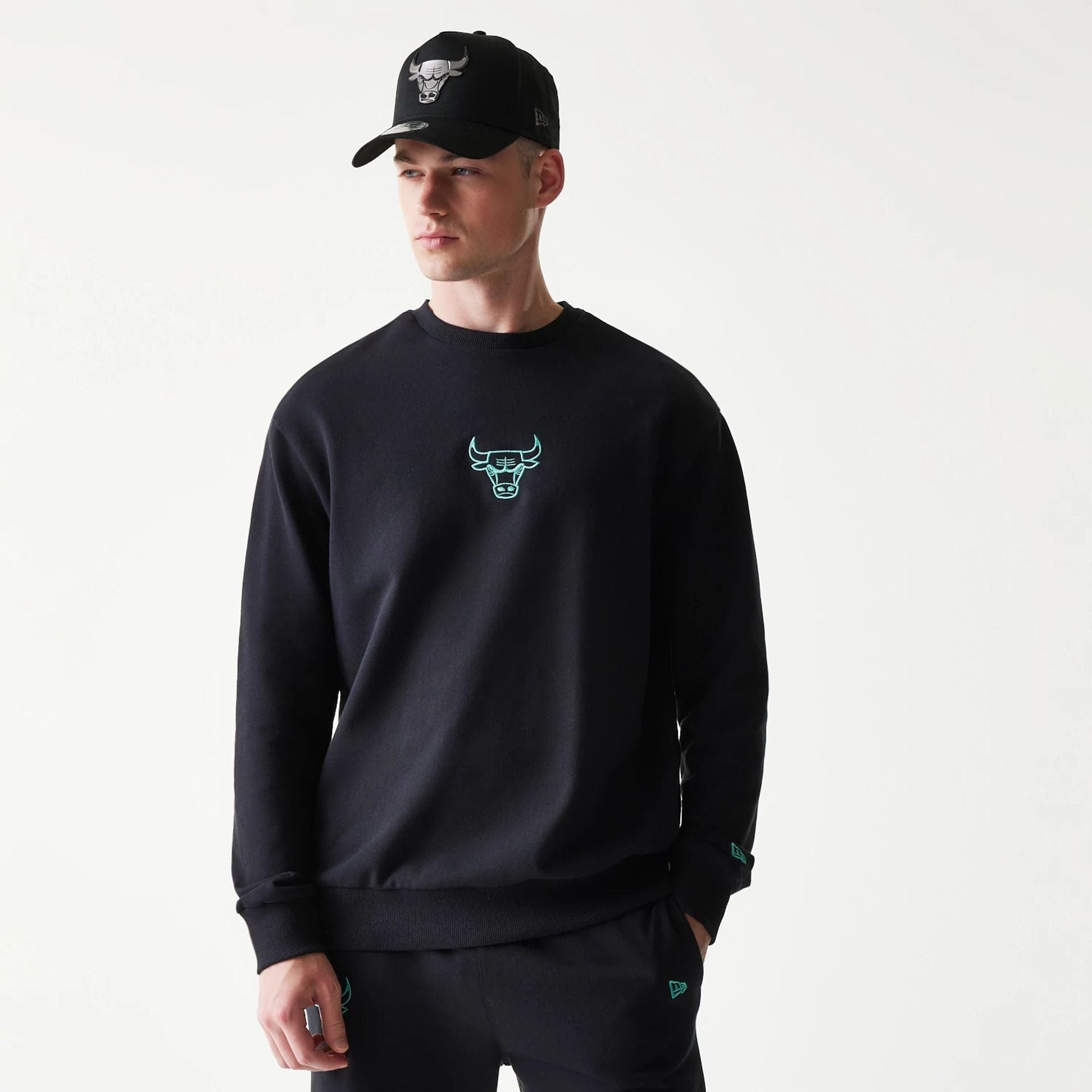 The model is wearing this NBA League Essential Chicago Bulls Oversized Crew Neck Sweater in black. 1