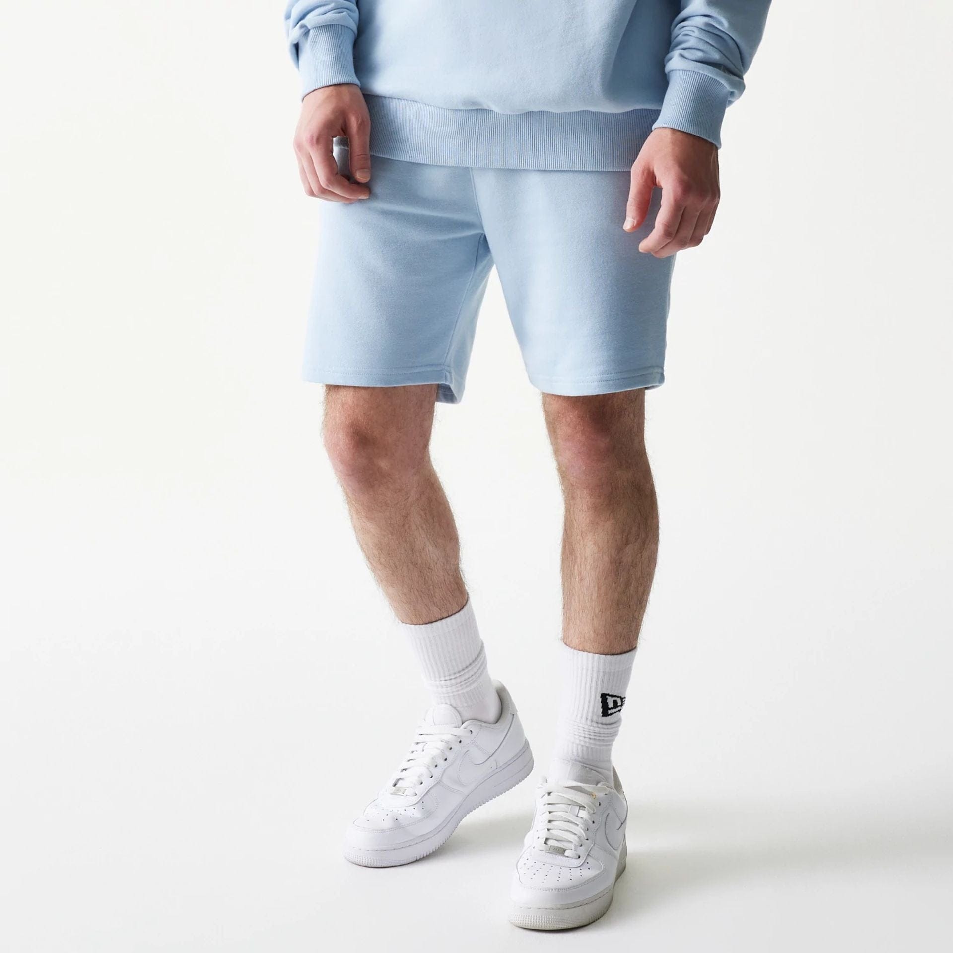 The model is wearing this MLB League Essential Midi New York Yankees Shorts in pastel blue. 1