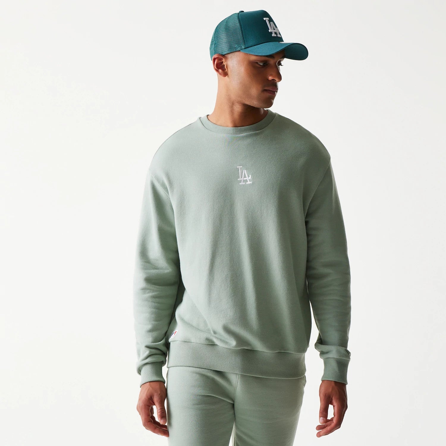 The model is wearing this MLB League Essential Midi LA Dodgers Oversized Crew Neck Sweater in green. 1