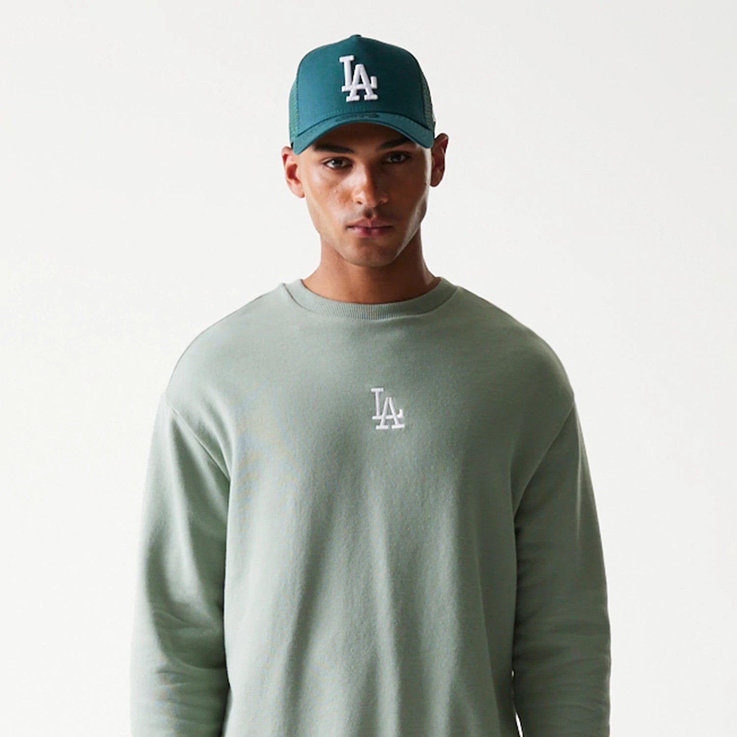 The model is wearing this MLB League Essential Midi LA Dodgers Oversized Crew Neck Sweater in green. 3