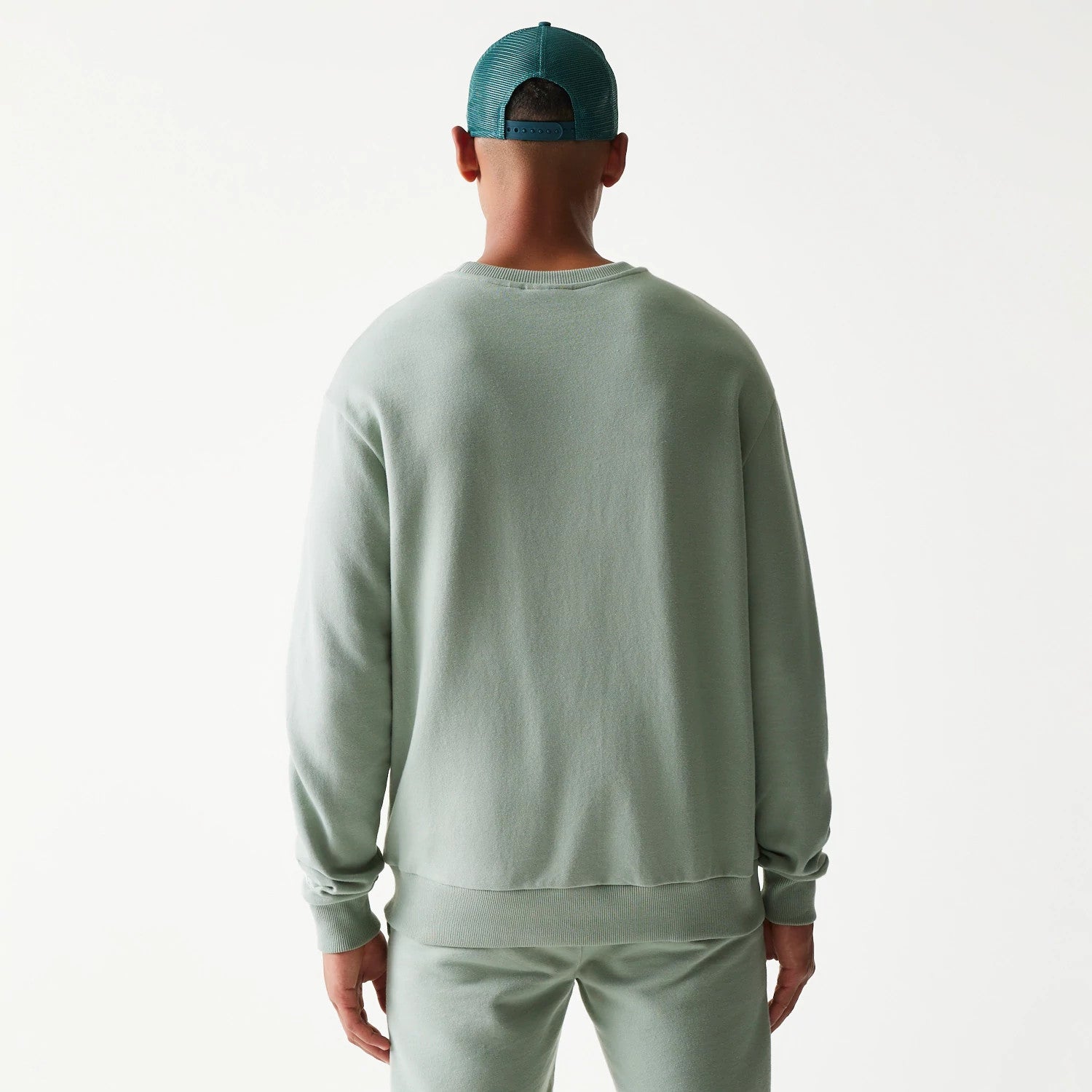 The model is wearing this MLB League Essential Midi LA Dodgers Oversized Crew Neck Sweater in green. 2