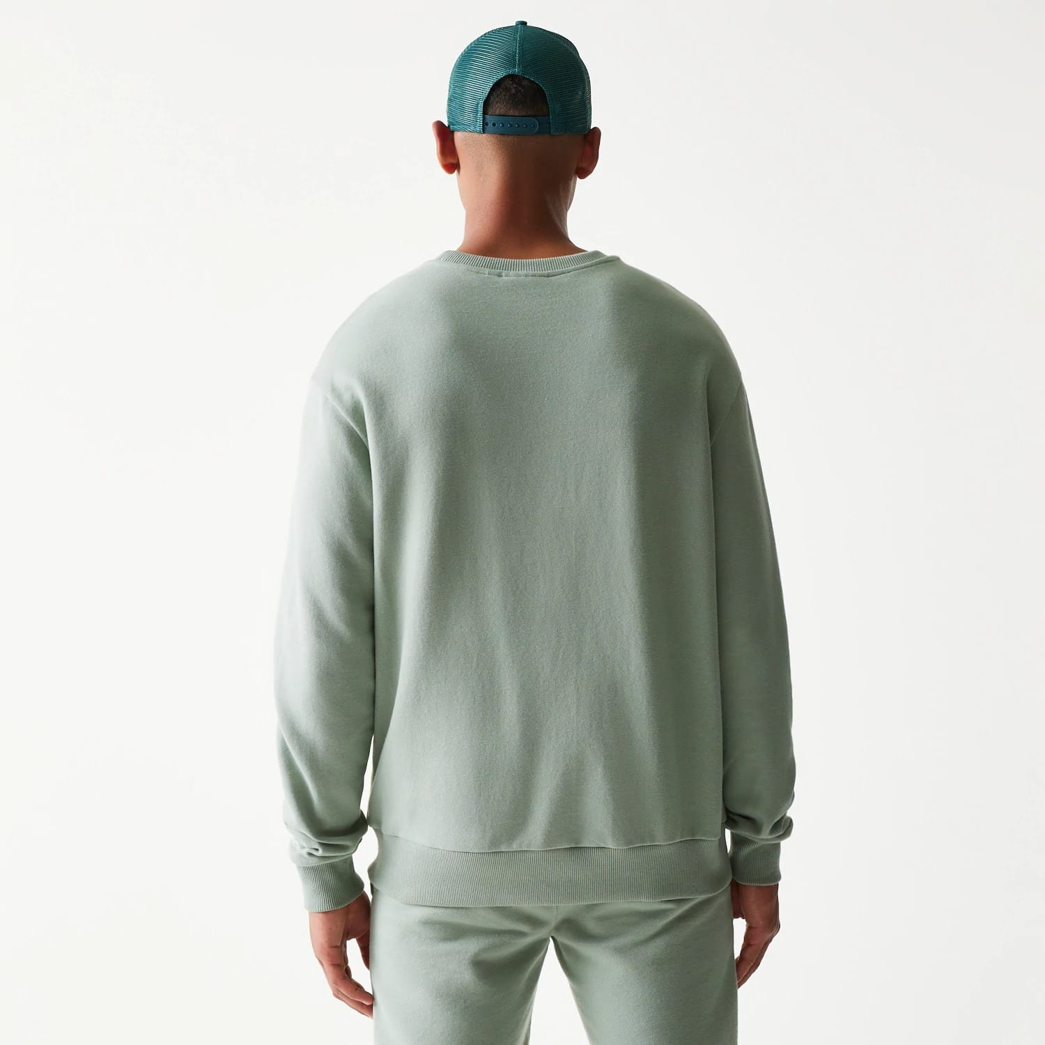 The model is wearing this MLB League Essential Midi LA Dodgers Oversized Crew Neck Sweater in green. 2