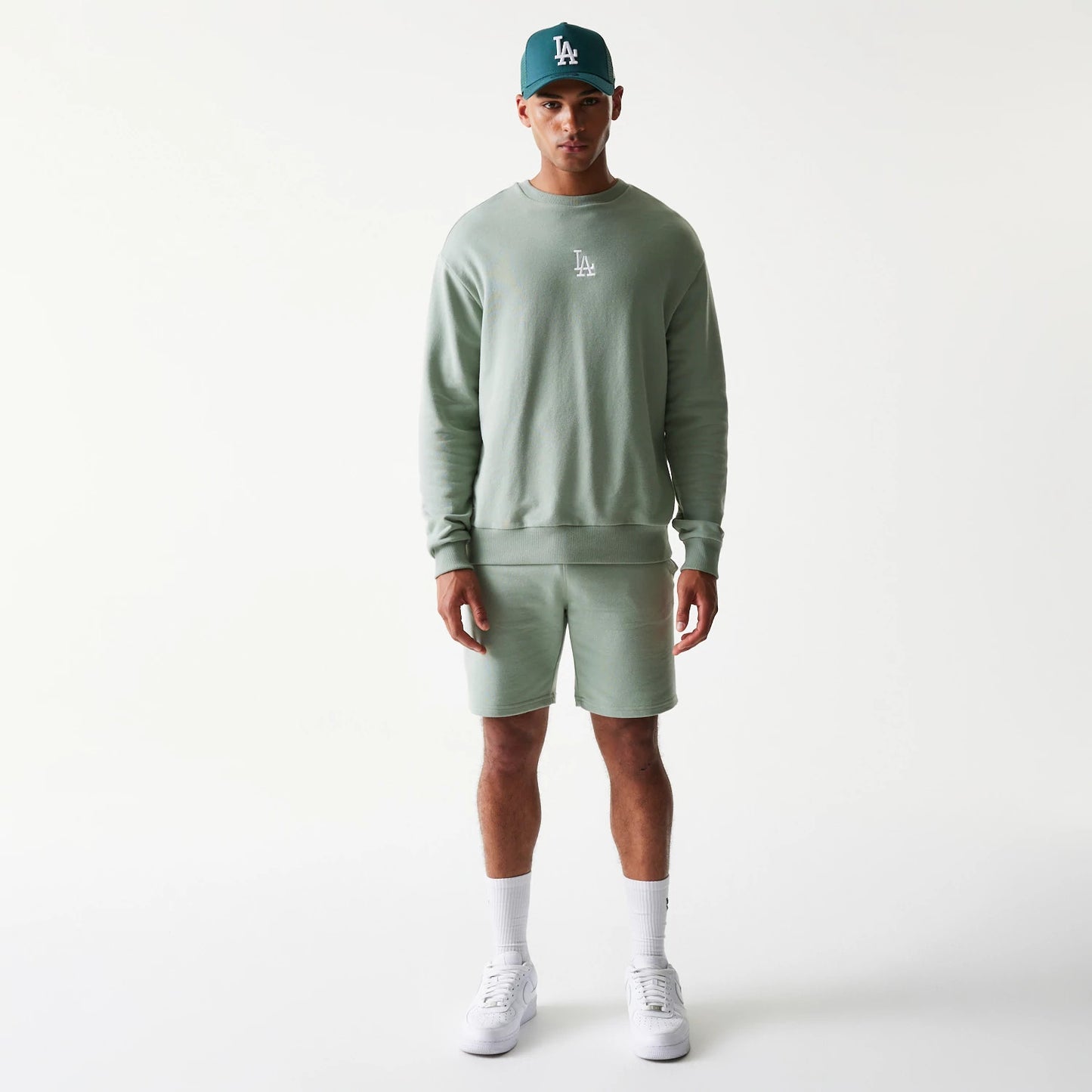 The model is wearing this MLB League Essential Midi LA Dodgers Oversized Crew Neck Sweater in green. 8