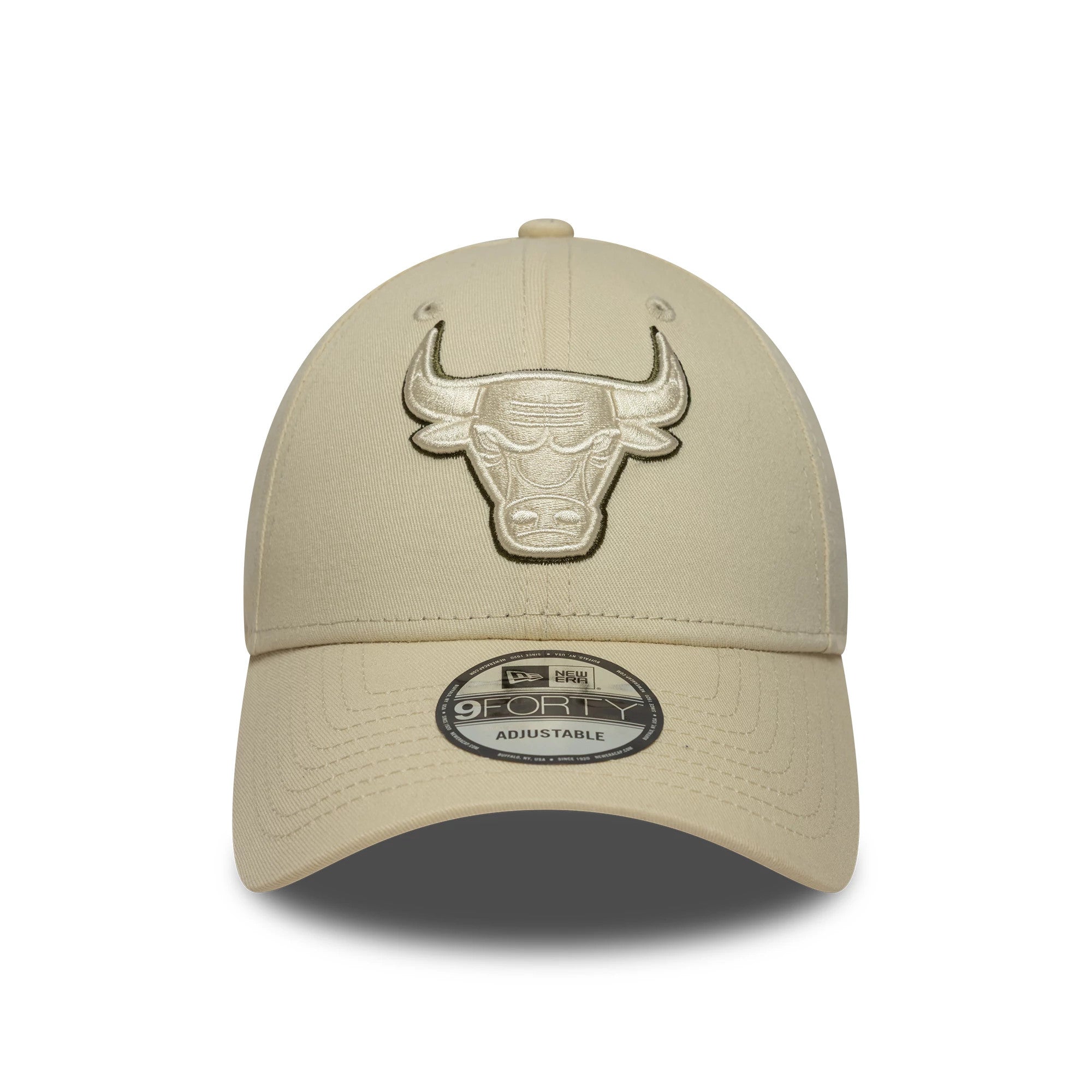 Chicago Bulls NBA Team Outline Light Beige New Era 9FORTY Cap, front view showing the beige bull logo in raised embroidery on the structured front panel, with a pre-curved visor and a 9FORTY size sticker.