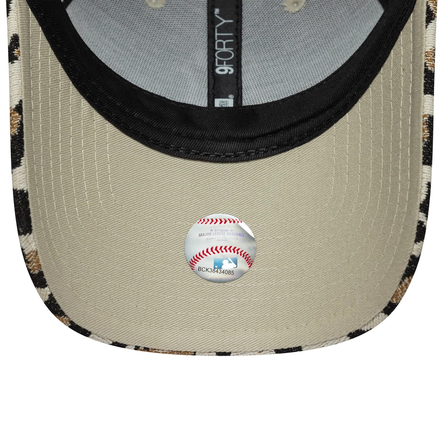 Pictured is this Womens MLB Leopard Midi New York Yankees 9FORTY in light beige. 5