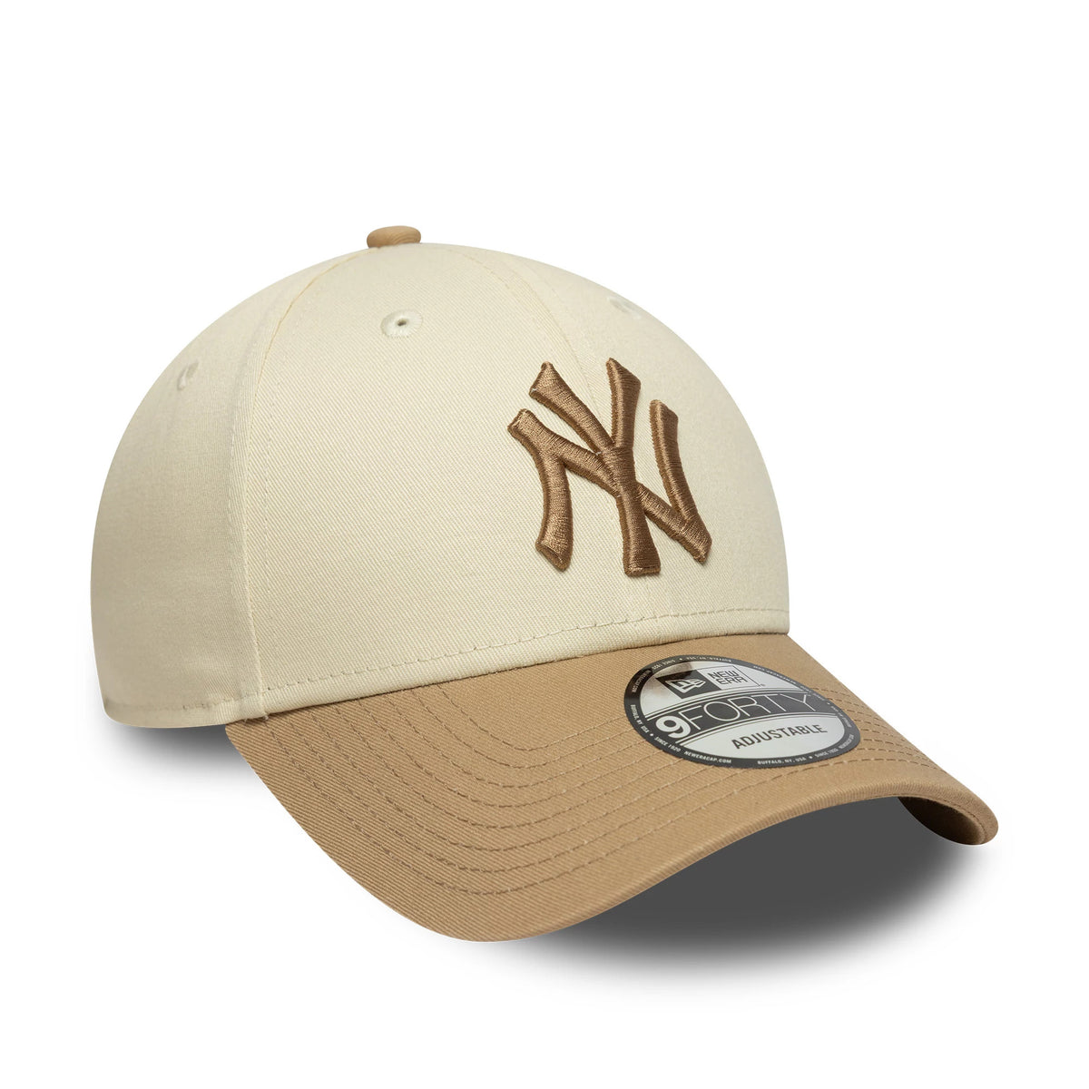 New York Yankees MLB Colour Block Cream New Era 9FORTY Cap, three-quarter view with a raised brown embroidered NY logo on the front panel, cream crown, and tan curved visor featuring a 9FORTY size sticker.