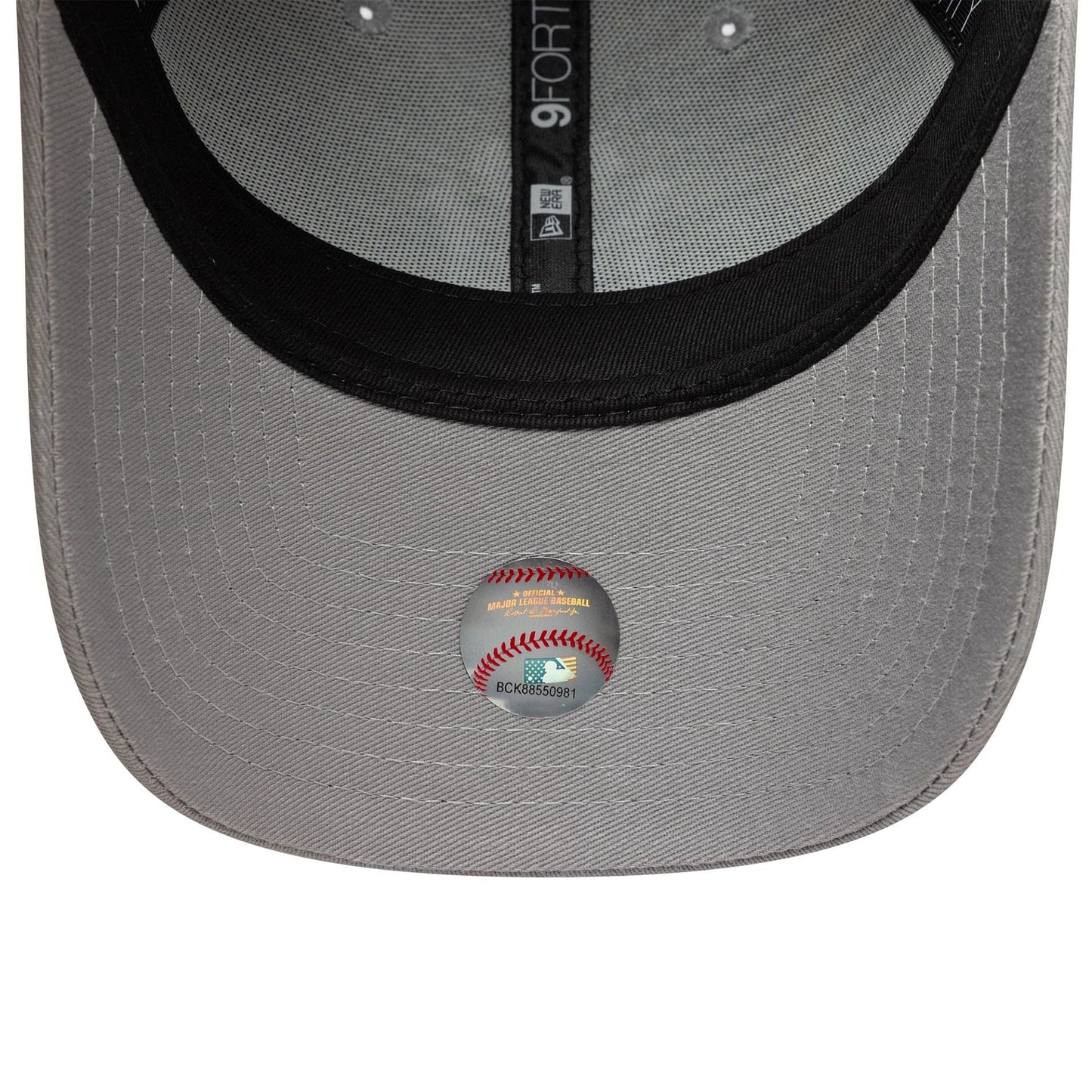 Pictured is this MLB Side Patch New York Yankees 9FORTY in grey. 6