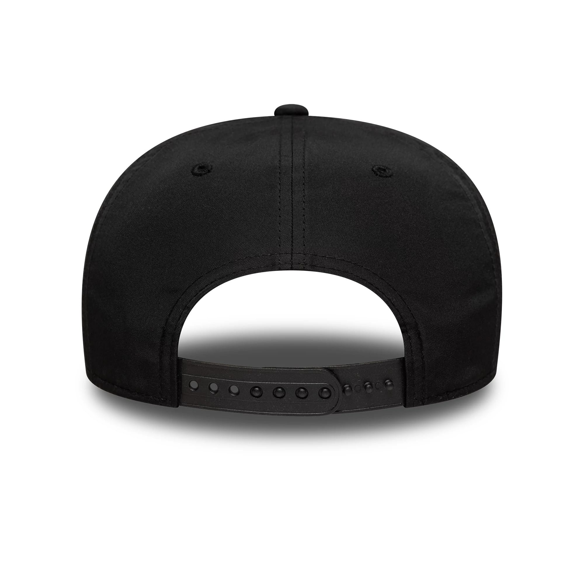 Pictured is this Manchester United FC 9SEVENTY Stretch Snap in black. 4
