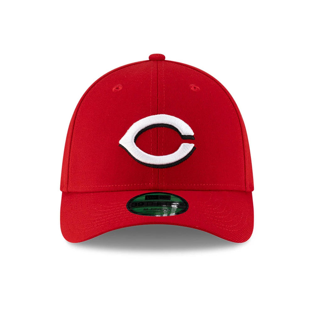 Cincinnati Reds MLB Player Replica Red New Era 39THIRTY M-Crown Stretch Fit Cap, front view showing a raised white embroidered C logo with black outline centred on the structured red crown and a 39THIRTY size sticker on the curved visor.