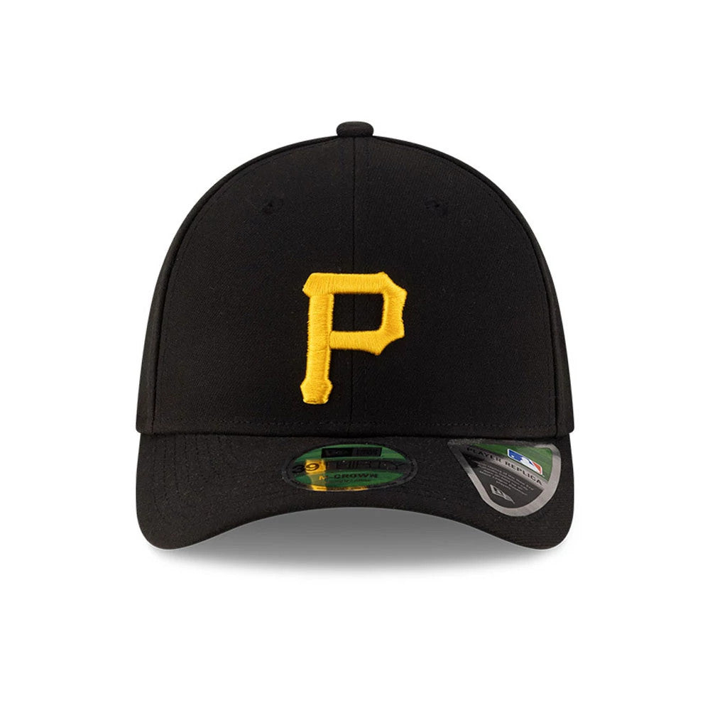 Pirates MLB Player Replica Black New Era 39THIRTY M-Crown Stretch Fit Cap, front view with a yellow embroidered P logo on the structured black crown, featuring a curved black visor with a 39THIRTY size sticker and a Player Replica sticker on top.
