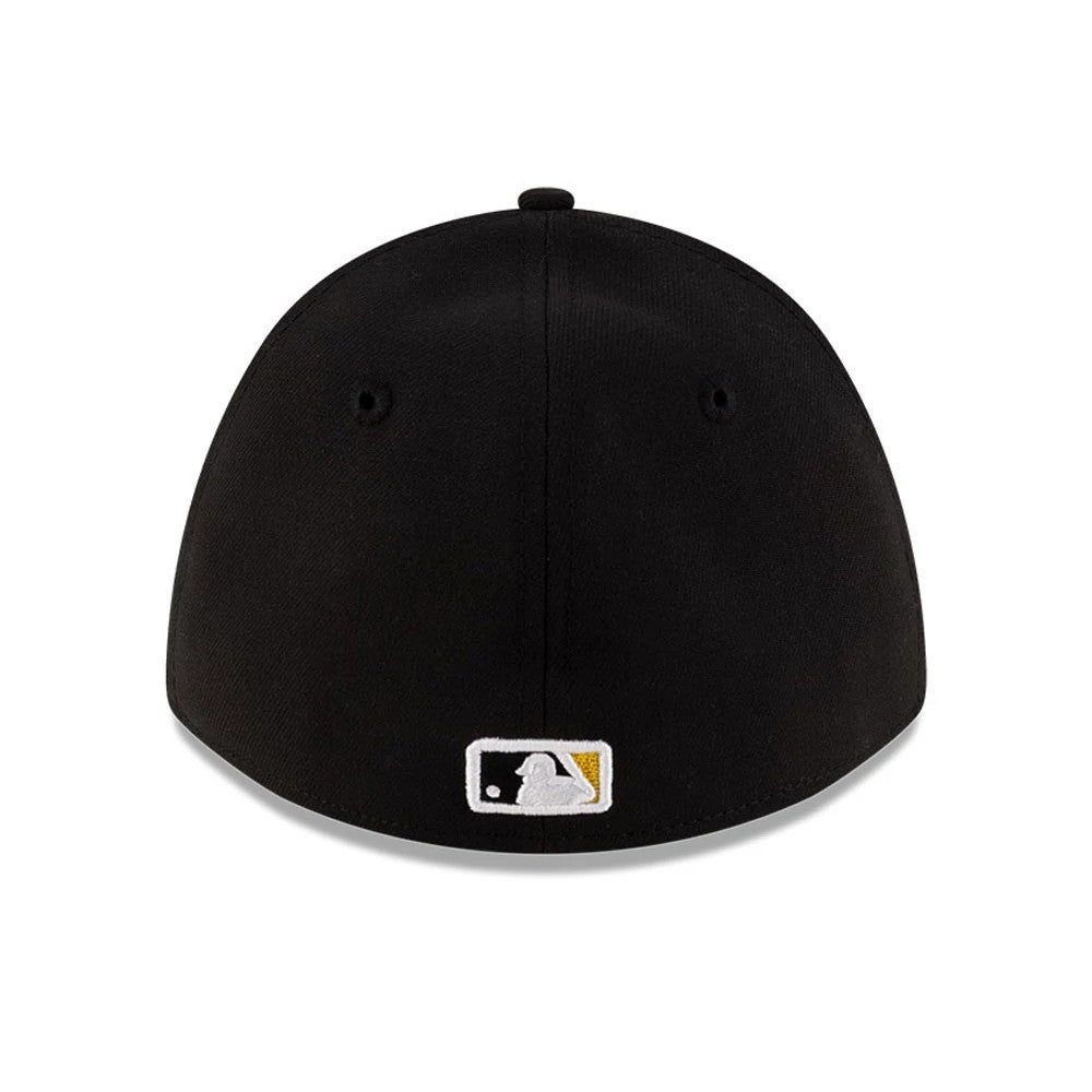 Pirates MLB Player Replica Black New Era 39THIRTY M-Crown Stretch Fit Cap, rear view showing the white and gold embroidered MLB Batterman logo centred on the back panels of the black structured crown.