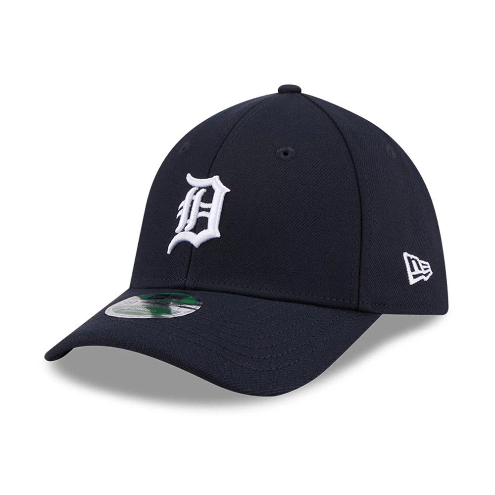 Detroit Tigers MLB Player Replica Navy New Era 39THIRTY M-Crown Stretch-Fit Cap, three-quarter view showing the white embroidered Tigers logo on the front panel, curved visor with a 39THIRTY size sticker, and New Era flag logo on the left side.