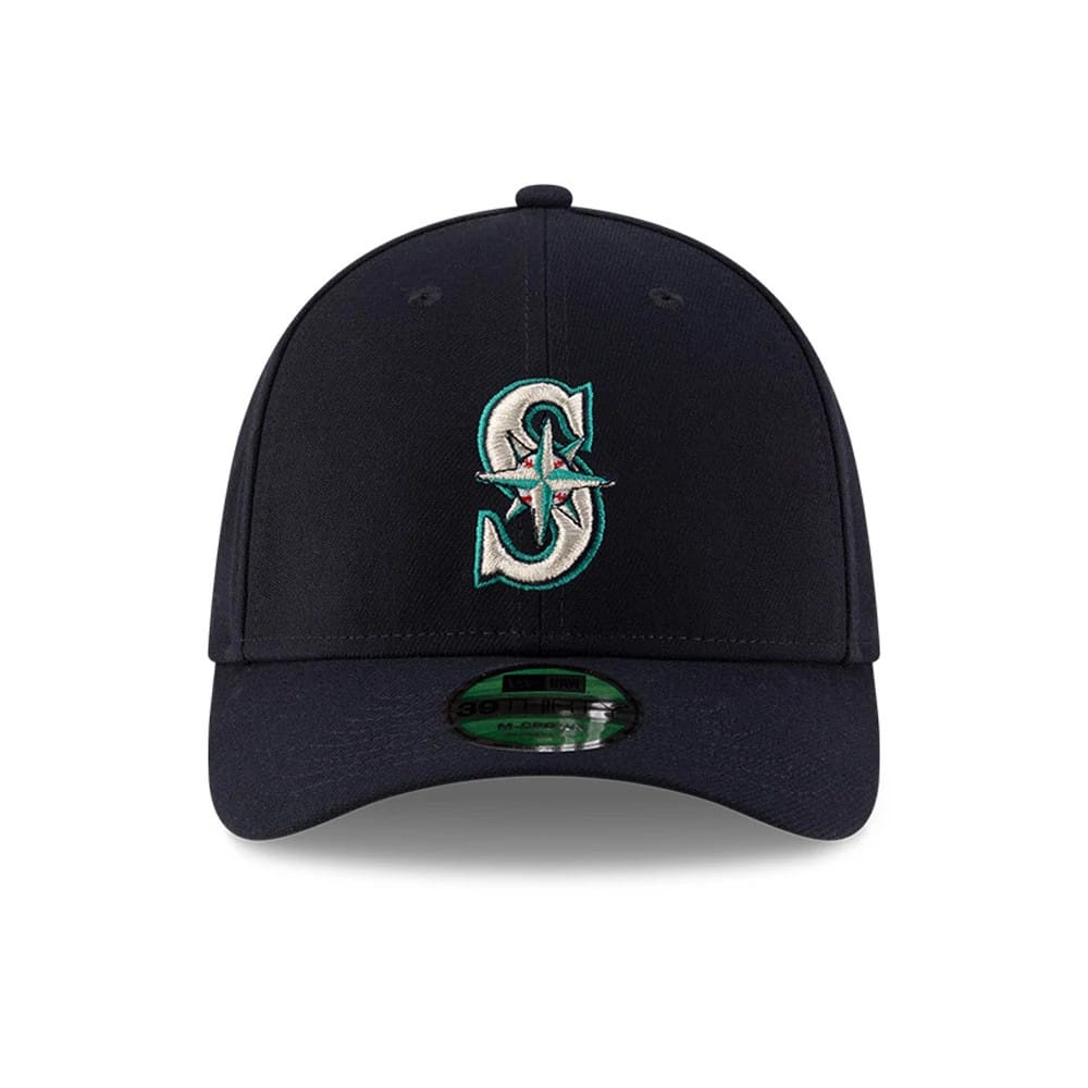 Seattle Mariners MLB Player Replica Navy New Era 39THIRTY M-Crown Stretch Fit Cap, front view showing the raised teal and white embroidered Mariners logo on the structured navy crown and a 39THIRTY size sticker on the navy curved visor.