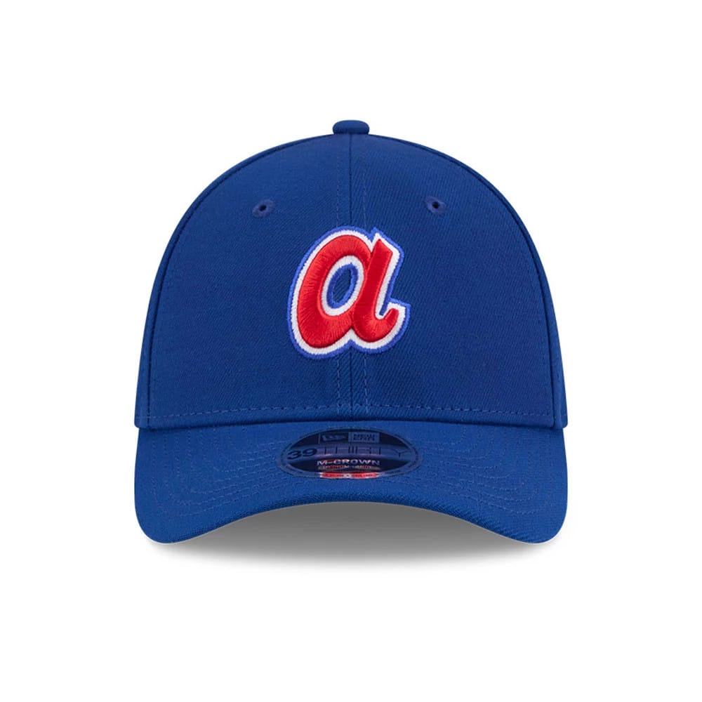 Atlanta Braves MLB Blue New Era 39THIRTY M-Crown Stretch Fit Cap, front view showing the raised red and white embroidered a logo on the structured blue crown, curved visor with a 39THIRTY size sticker.
