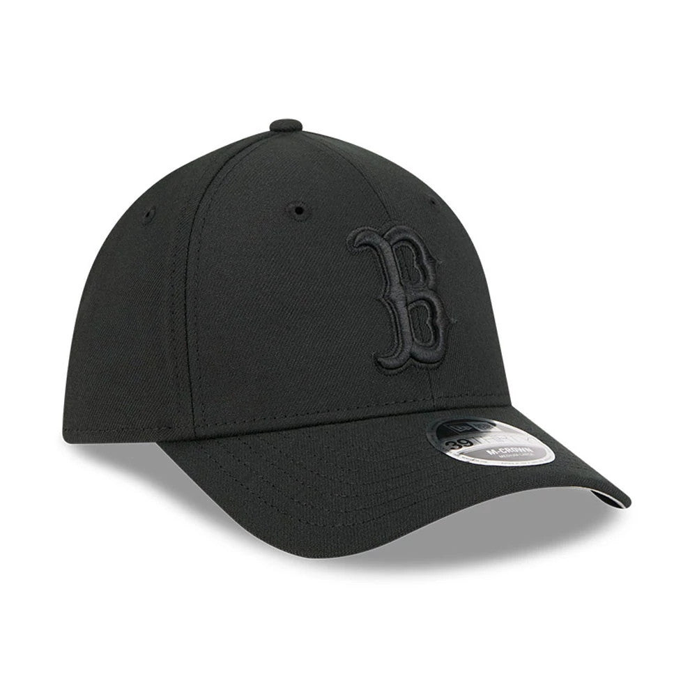 Boston Red Sox MLB Outline Black New Era 39THIRTY M-Crown Stretch Fit Cap, three-quarter view showing the black embroidered B logo on the front panel, with a black curved visor and a 39THIRTY size sticker.