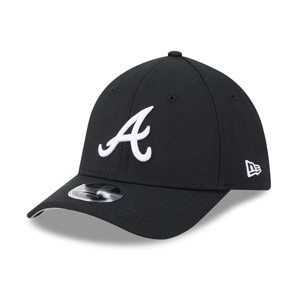 Atlanta Braves MLB Black New Era 39THIRTY M-Crown Stretch Fit Cap, three-quarter view showing the raised white A logo embroidered on the front panel, black curved visor with a 39THIRTY size sticker, and New Era flag logo on the left side.