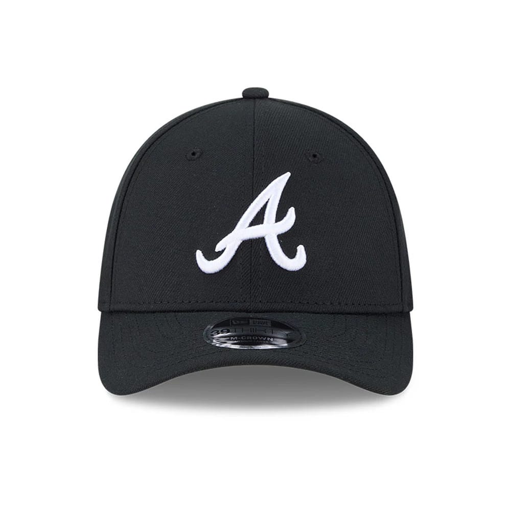 Atlanta Braves MLB Black New Era 39THIRTY M-Crown Stretch Fit Cap, front view showing the white raised embroidered A logo on the black front panel, with a black curved visor and 39THIRTY size sticker on the centre.