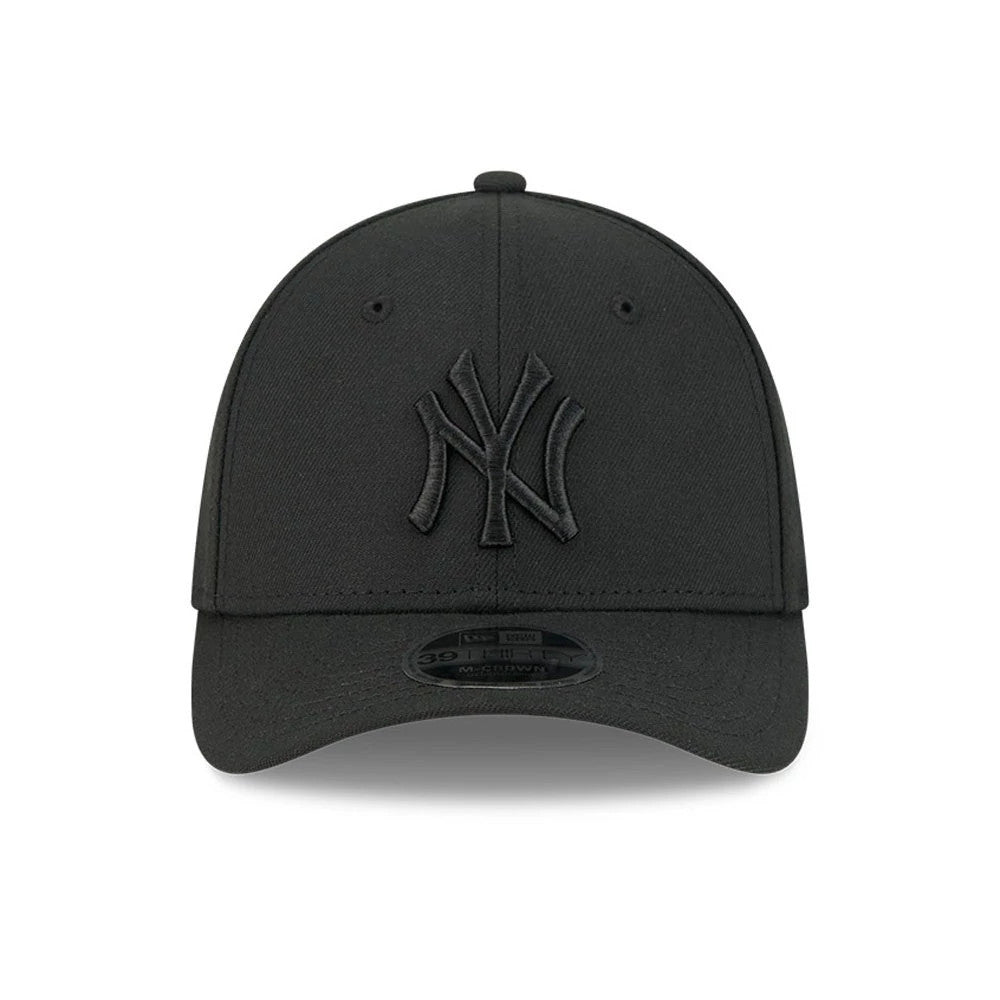 New York Yankees MLB Outline Black New Era 39THIRTY M-Crown Stretch Fit Cap, front view showing the raised black embroidered NY logo on the structured black crown with a curved visor and 39THIRTY size sticker.