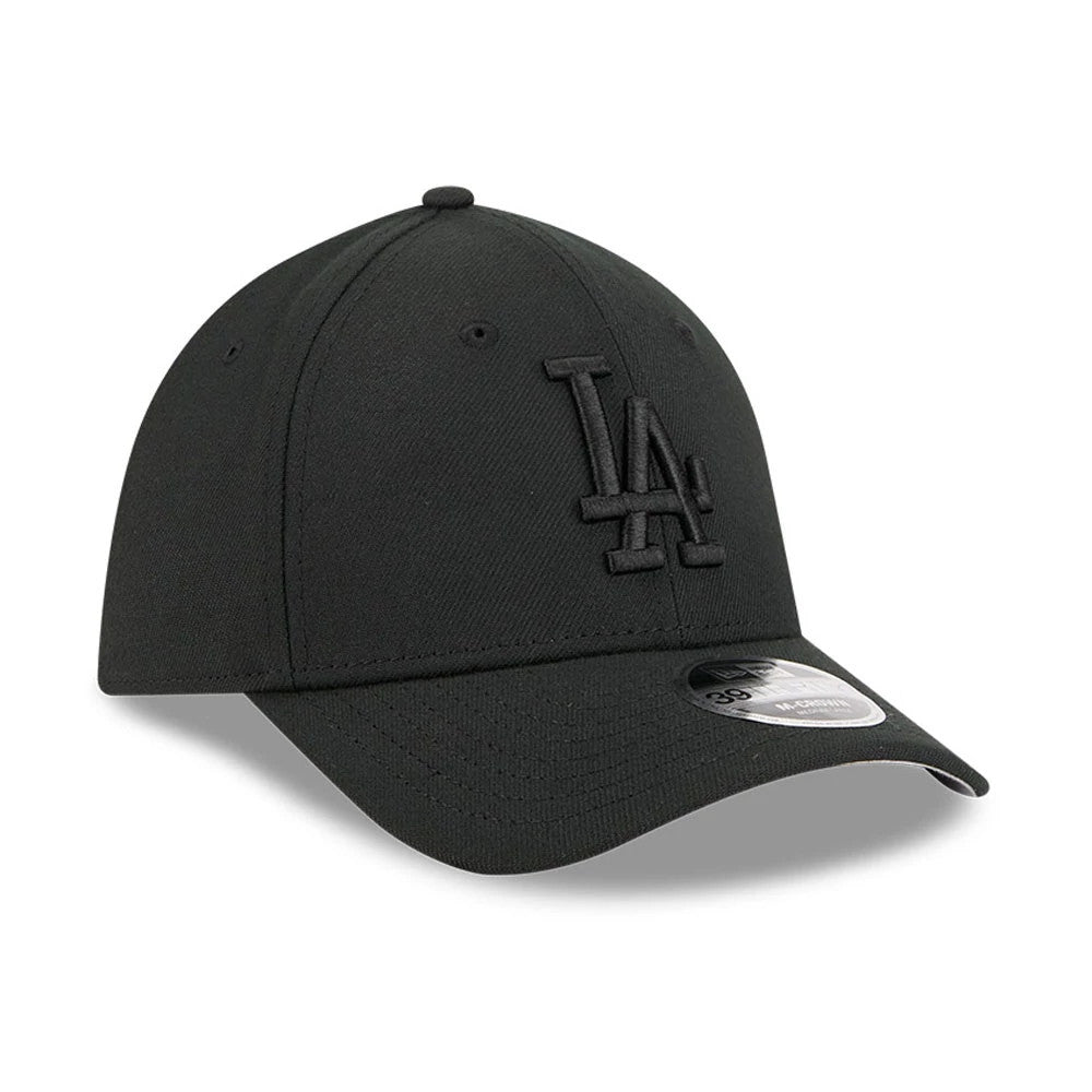 LA Dodgers MLB Outline Black New Era 39THIRTY M-Crown Stretch Fit Cap, three-quarter view showing the black raised LA embroidery on the structured crown, black curved visor, and 39THIRTY size sticker on the visor.
