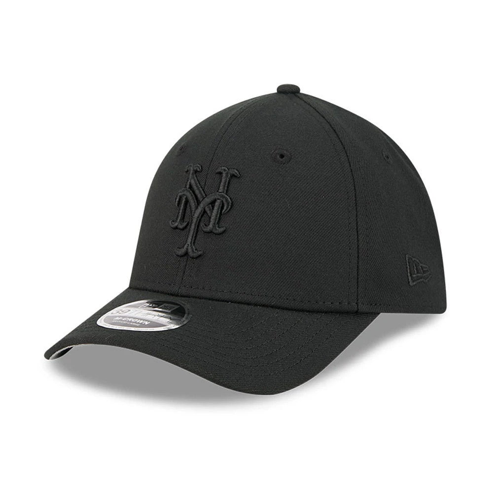 New York Mets MLB Outline Black New Era 39THIRTY M-Crown Stretch Fit Cap, three-quarter view showing the raised black NY logo on the front panel, black curved visor with a 39THIRTY size sticker, and New Era flag logo on the left side.