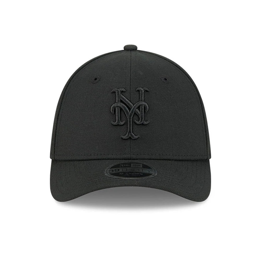 New York Mets MLB Outline Black New Era 39THIRTY M-Crown Stretch Fit Cap, front view with a black raised embroidered NY logo centred on the structured black crown, curved visor, and 39THIRTY size sticker.