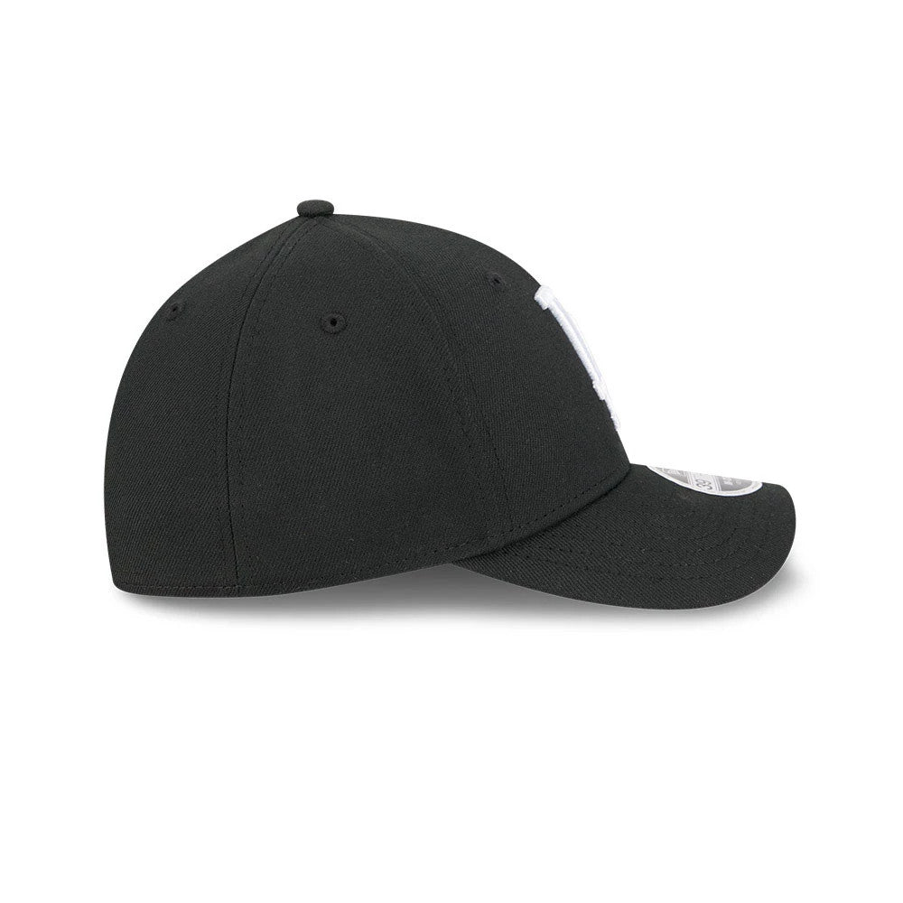 LA Dodgers MLB Black New Era 39THIRTY M-Crown Stretch Fit Cap, side view showing the structured black crown and pre-curved visor, with a white embroidered LA logo on the front panel and a 39THIRTY size sticker on the visor.