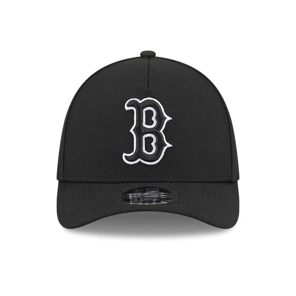 Boston Red Sox MLB Black New Era 39THIRTY M-Crown A-Frame Stretch Fit Cap, front view showing a raised white embroidered B logo on the centre of a structured black crown, with a curved visor and 39THIRTY size sticker.