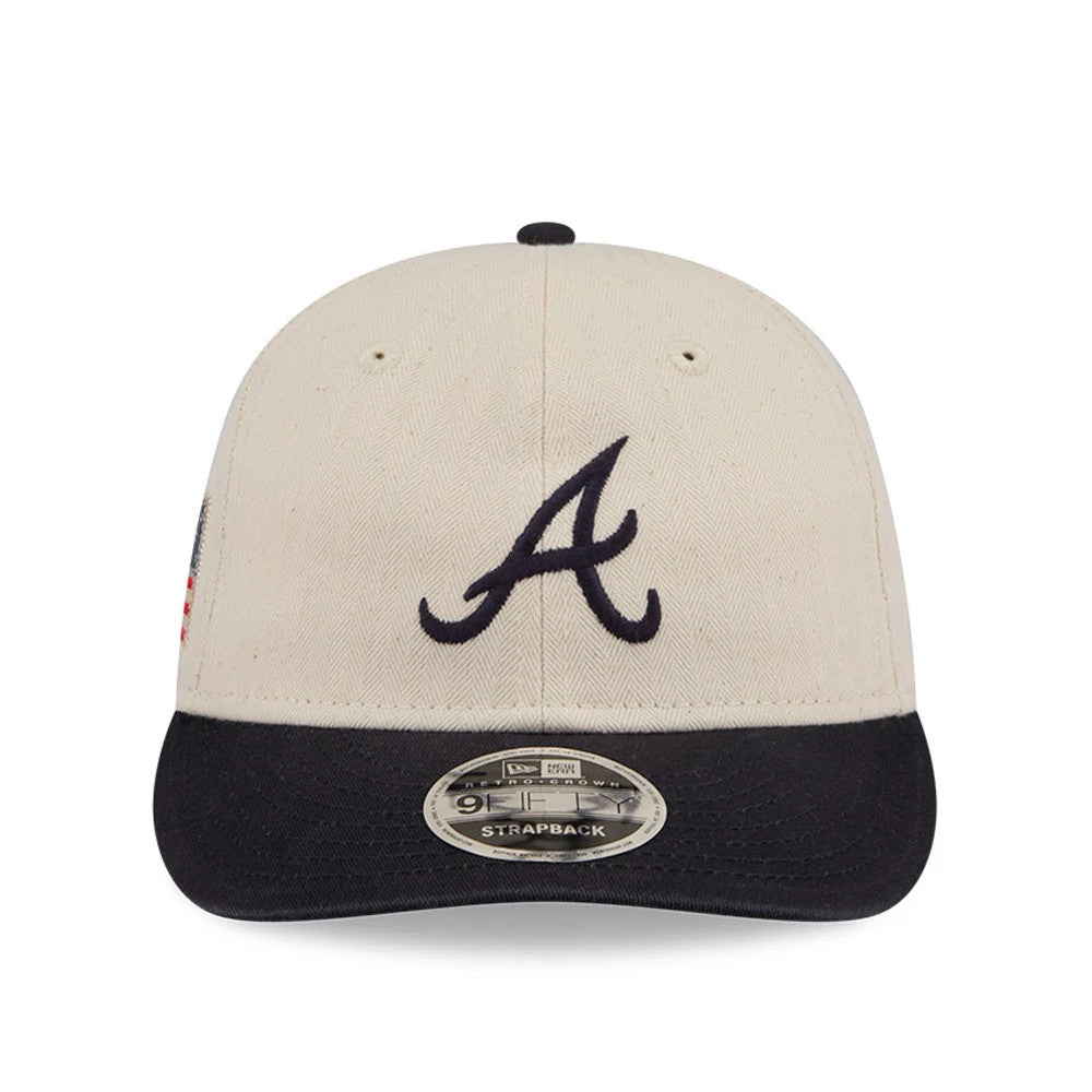 Atlanta Braves MLB Americana Herringbone White Retro Crown New Era 9FIFTY Adjustable Cap, front view showing the black embroidered A logo on the centre of the structured white crown, with a black visor and a 9FIFTY size sticker.