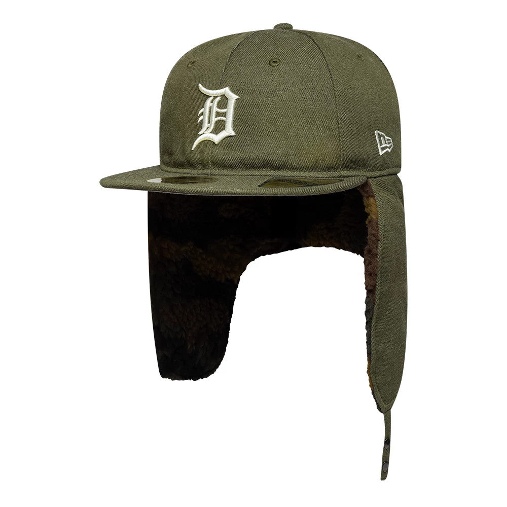 Detroit Tigers MLB Camo Open Green Retro Crown Dogear New Era 59FIFTY Fitted Cap, three-quarter view with raised white embroidered team logo on the front panel, camo ear flaps, green visor and New Era flag logo on the left side.