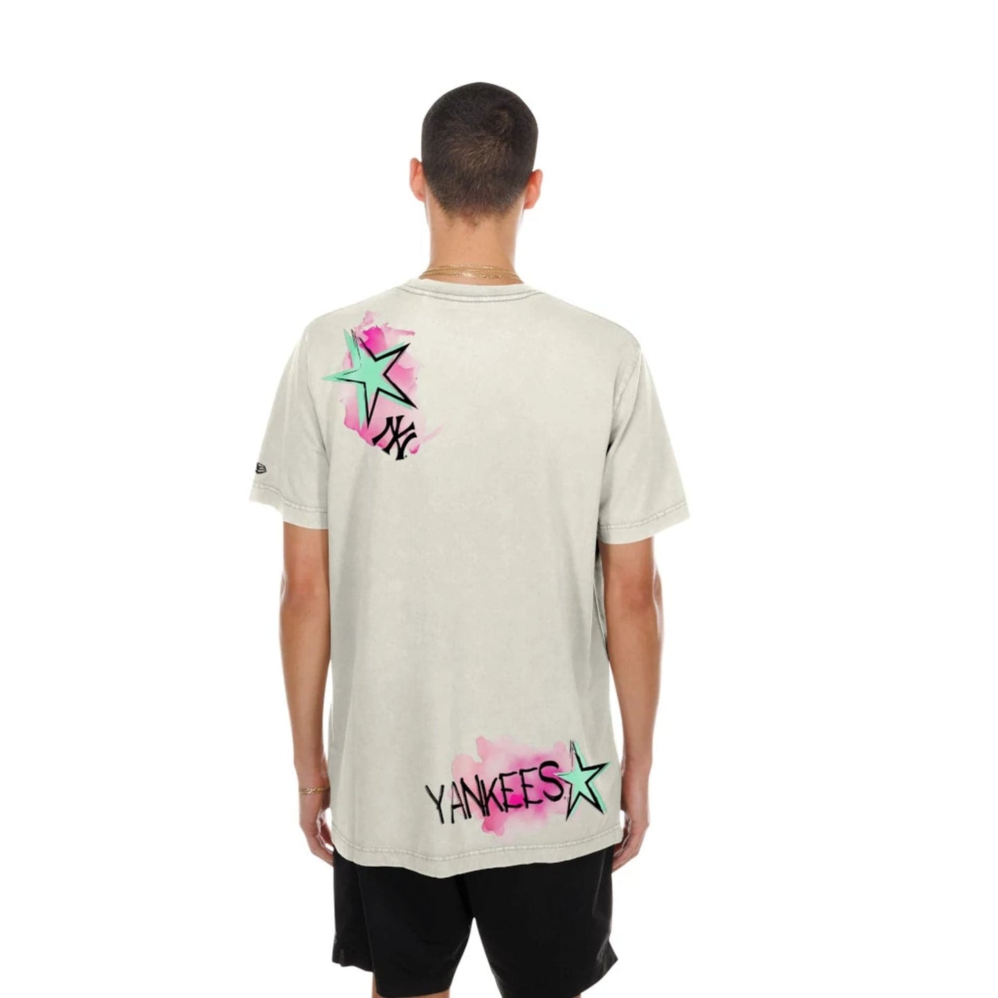 The model is wearing this MLB Street Art Graphic New York Yankees T-Shirt in light beige. 2