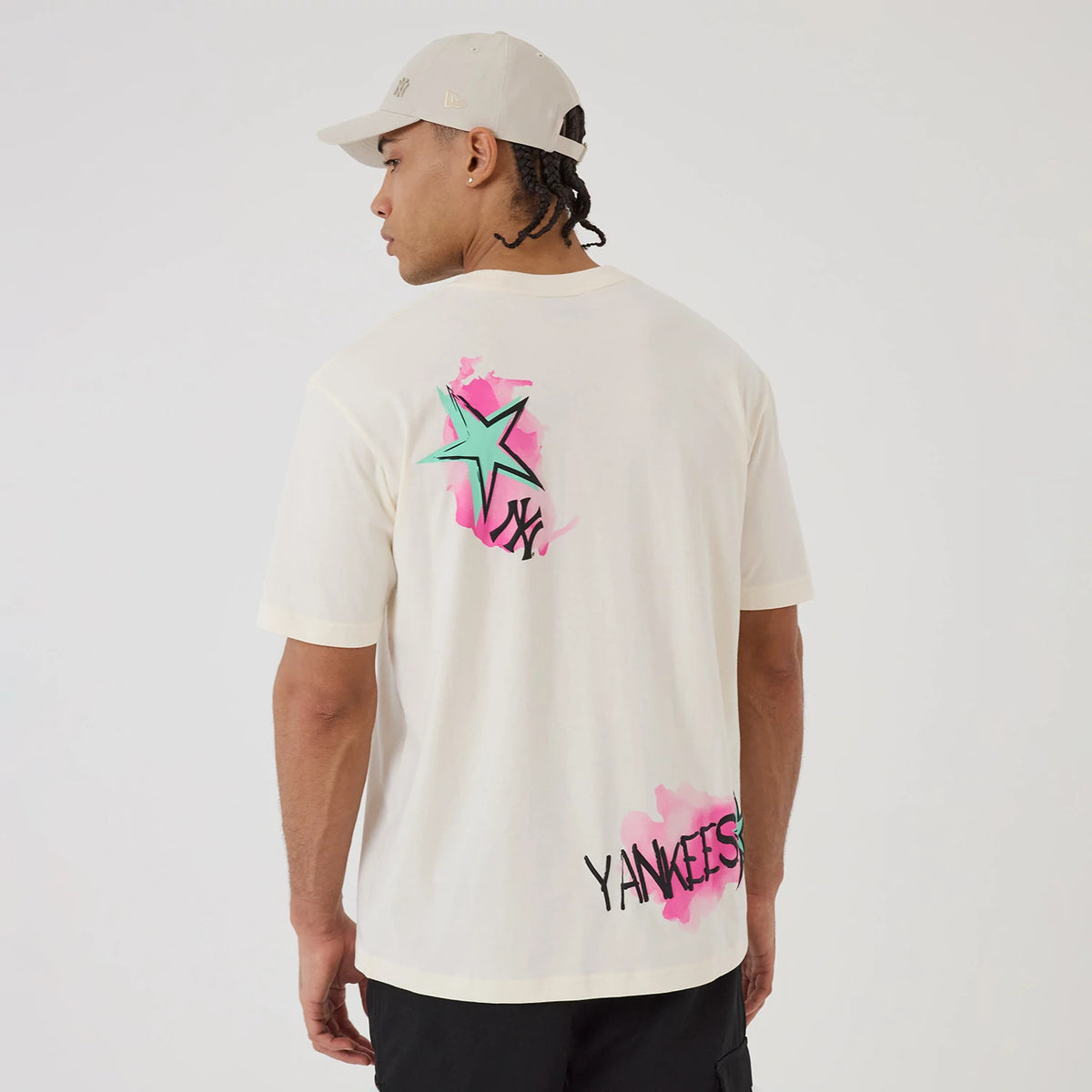 The model is wearing this MLB Street Art Graphic New York Yankees T-Shirt in light beige. 2