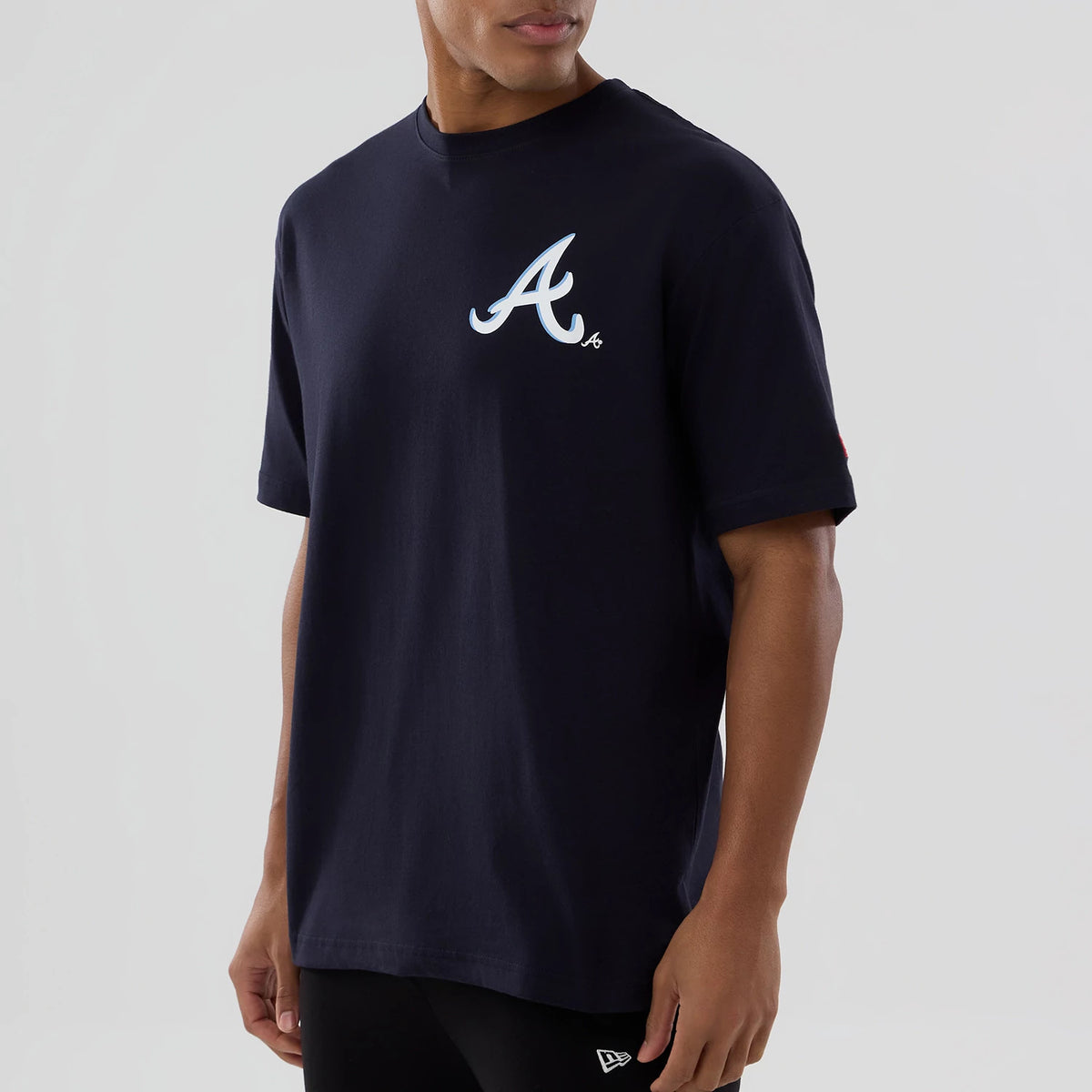 The model is wearing this MLB Graphic Atlanta Braves T-Shirt in navy. 7