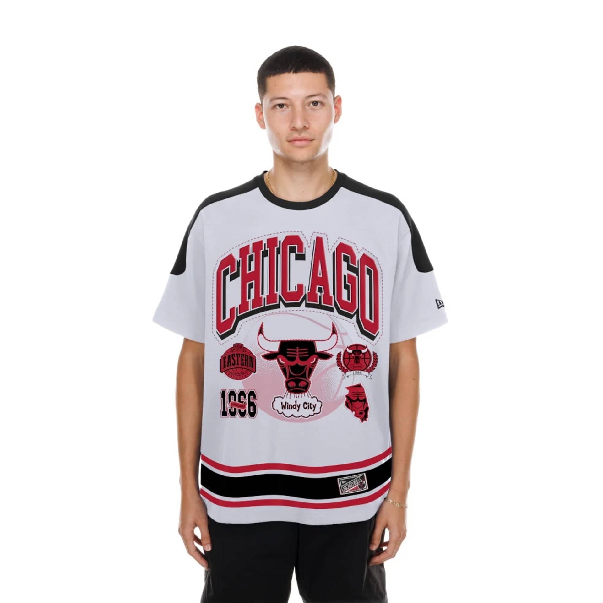 The model is wearing this NBA Sport Classic Chicago Bulls T-Shirt in white. 1