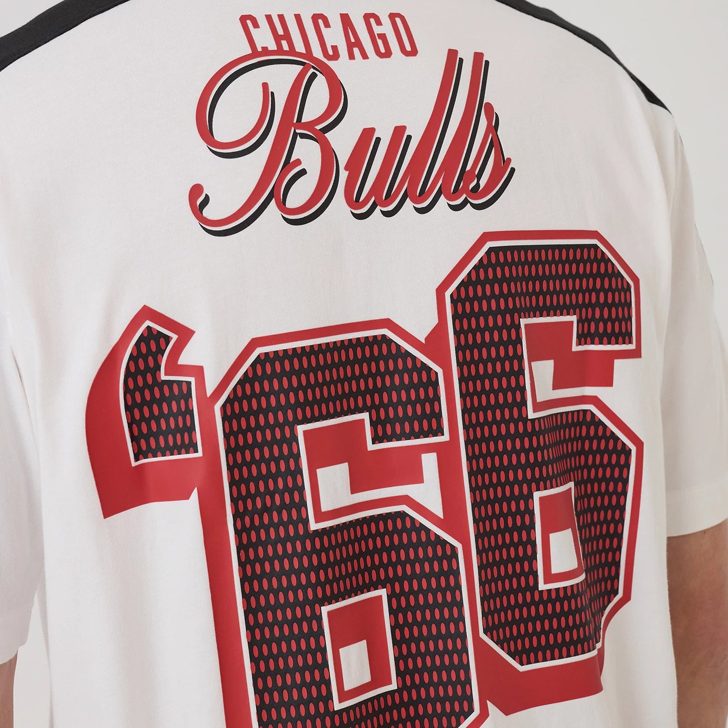 The model is wearing this NBA Sport Classic Chicago Bulls T-Shirt in white. 7