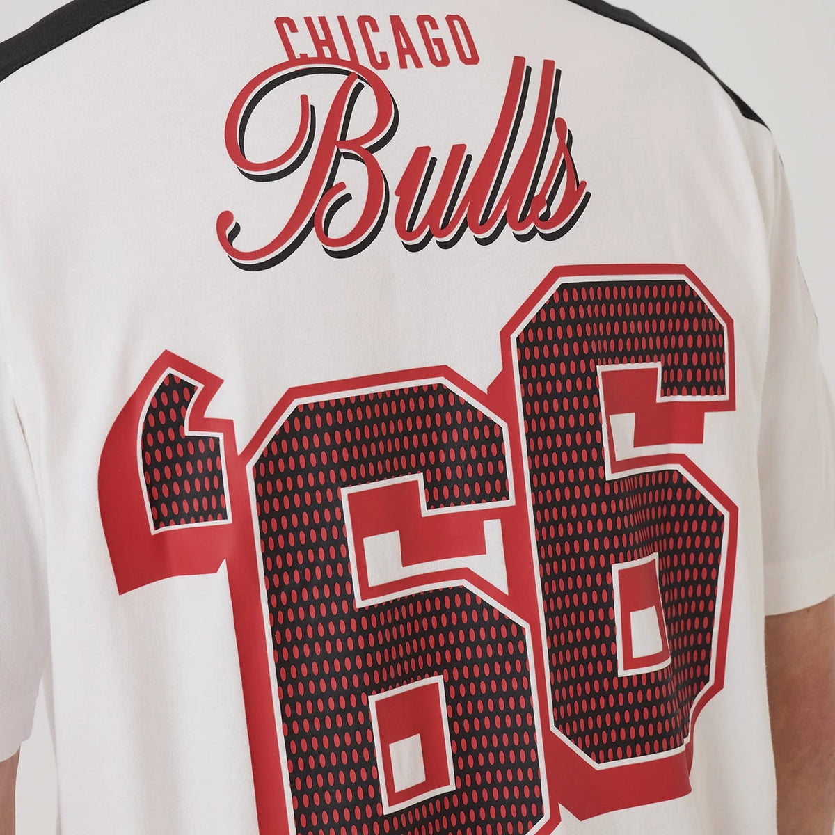 The model is wearing this NBA Sport Classic Chicago Bulls T-Shirt in white. 7
