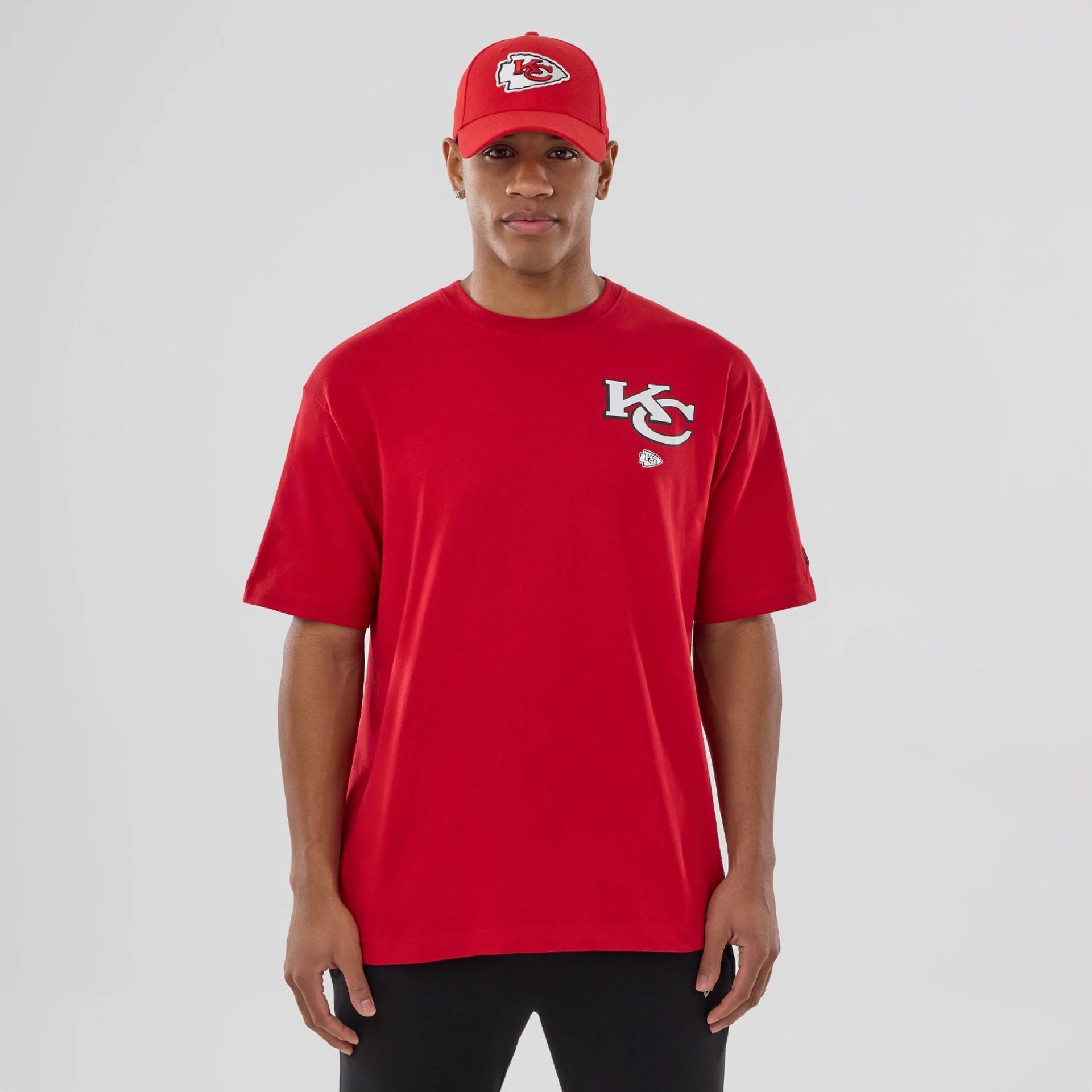 The model is wearing this NFL Graphic Kansas City Chiefs T-Shirt in red. 1