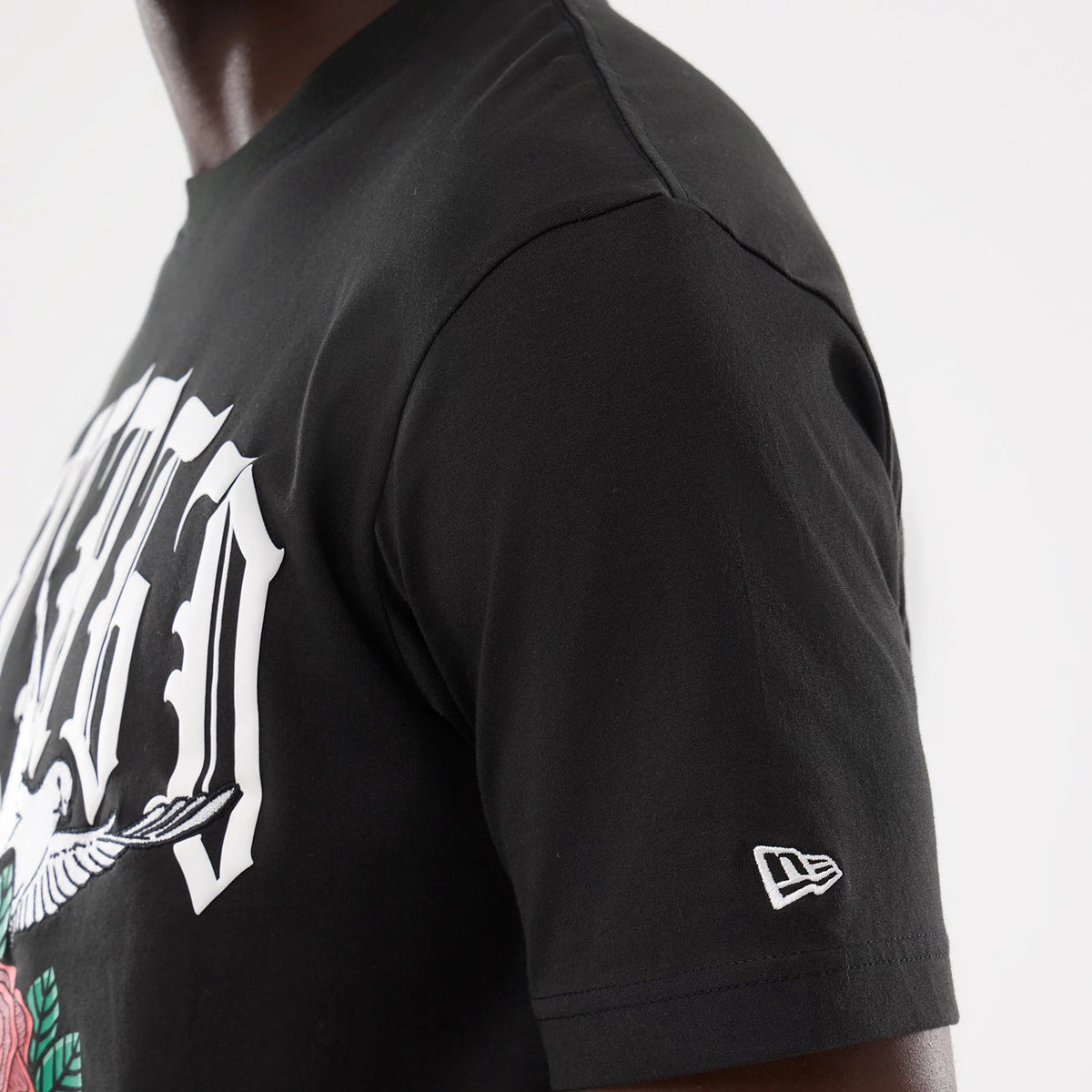 The model is wearing this MLB Script Graphic Chicago White Sox T-Shirt in black. 4
