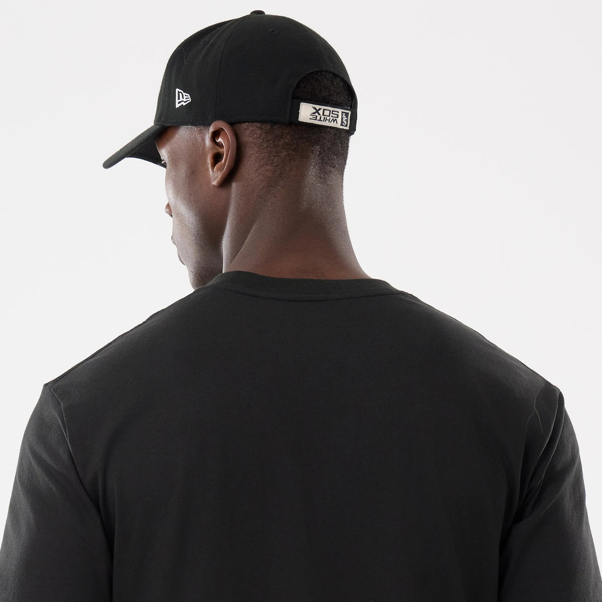The model is wearing this MLB Script Graphic Chicago White Sox T-Shirt in black. 6