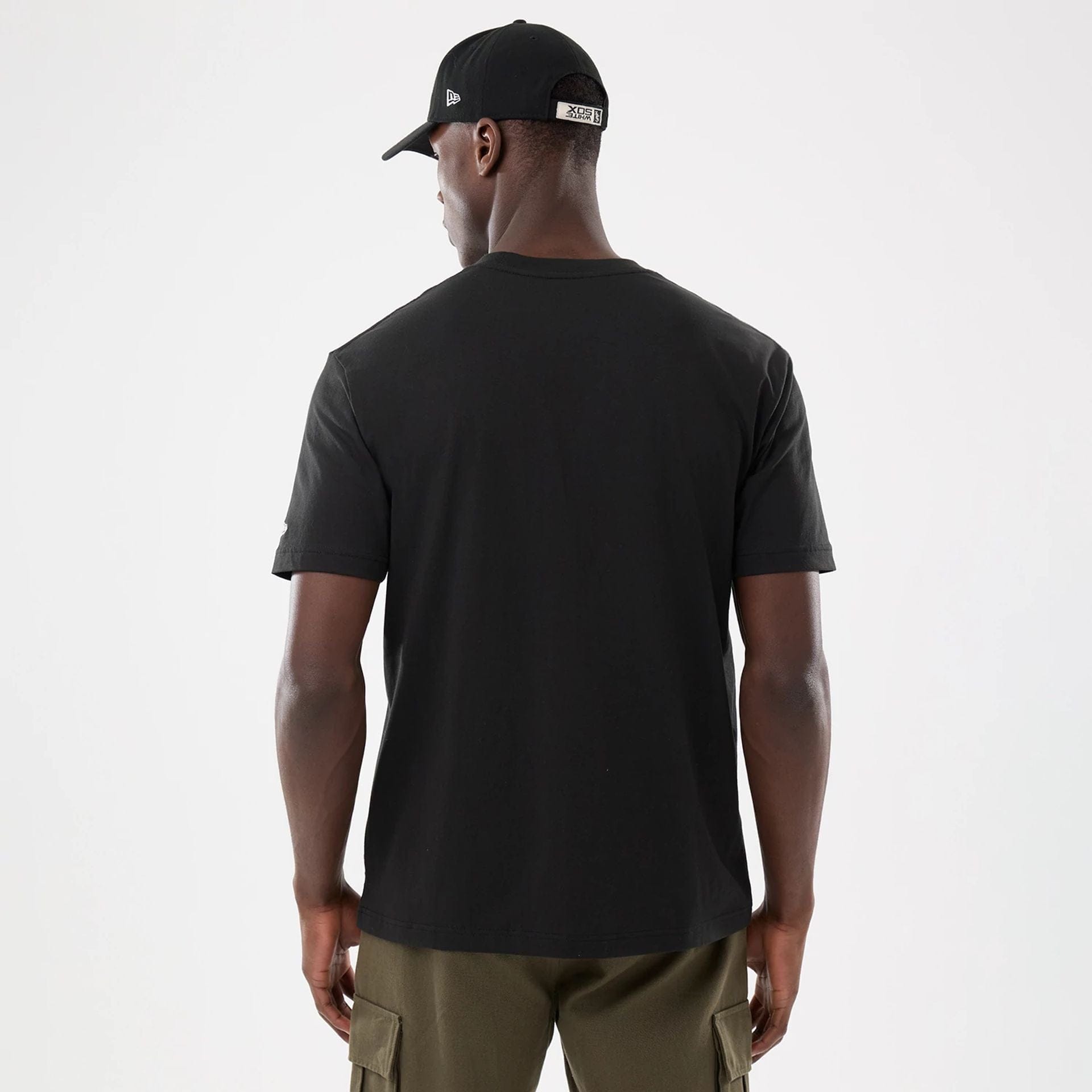 The model is wearing this MLB Script Graphic Chicago White Sox T-Shirt in black. 2