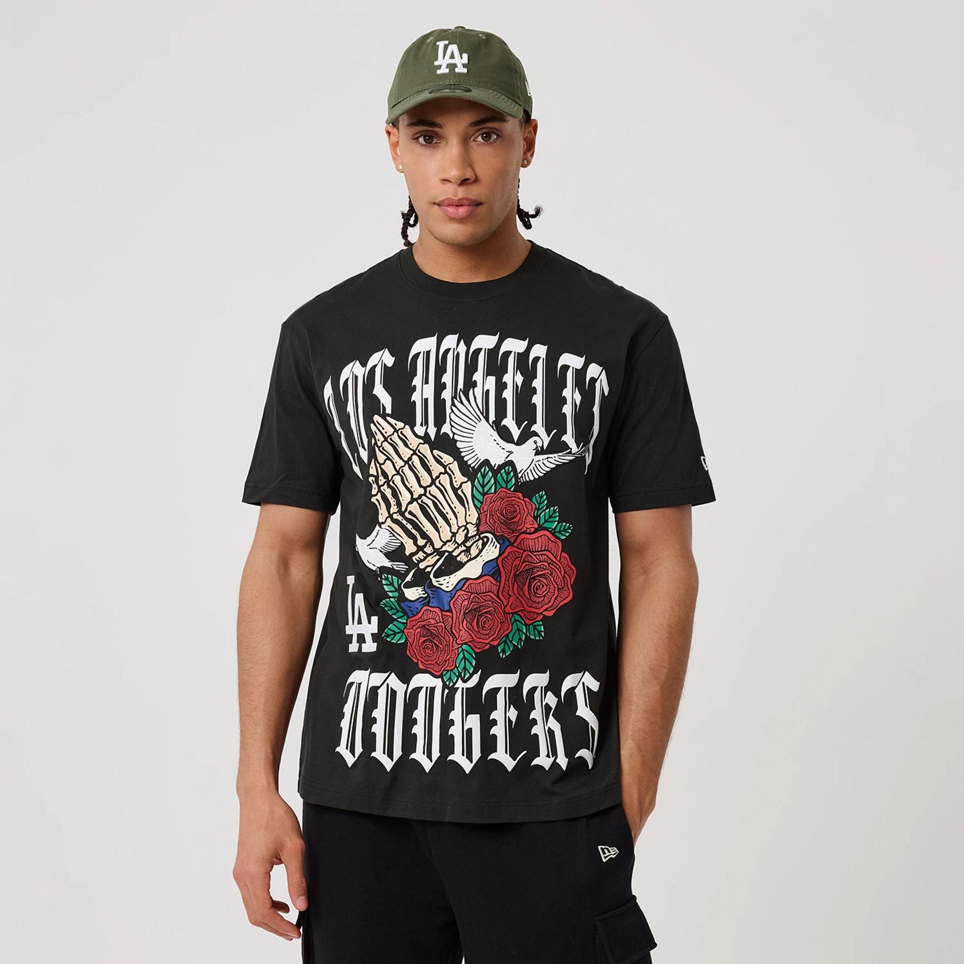 The model is wearing this MLB Script Graphic LA Dodgers T-Shirt in black. 1