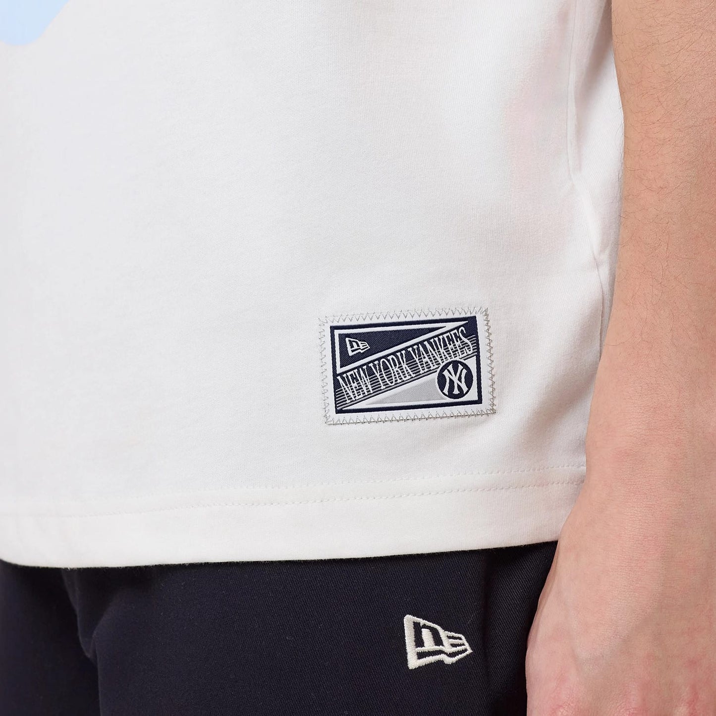 The model is wearing this MLB Sport Classic World Series New York Yankees T-Shirt in white. 7