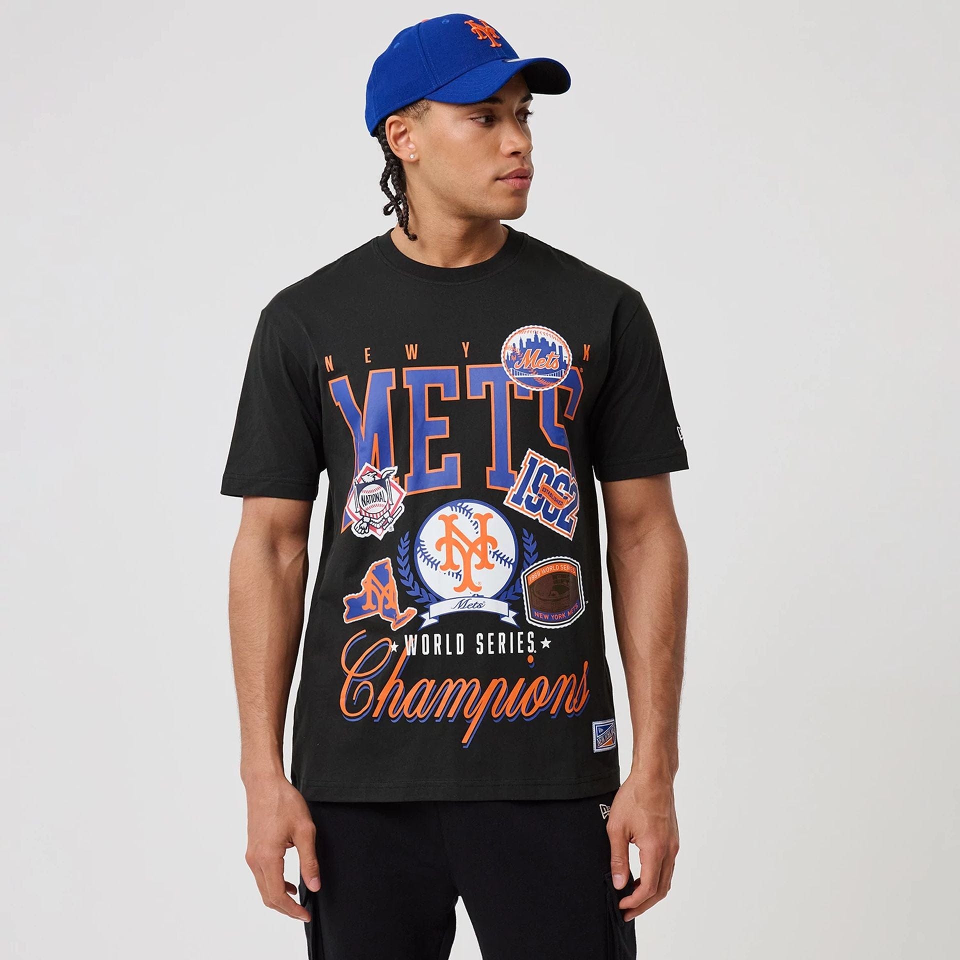 The model is wearing this MLB Sport Classic New York Mets T-Shirt in black. 1