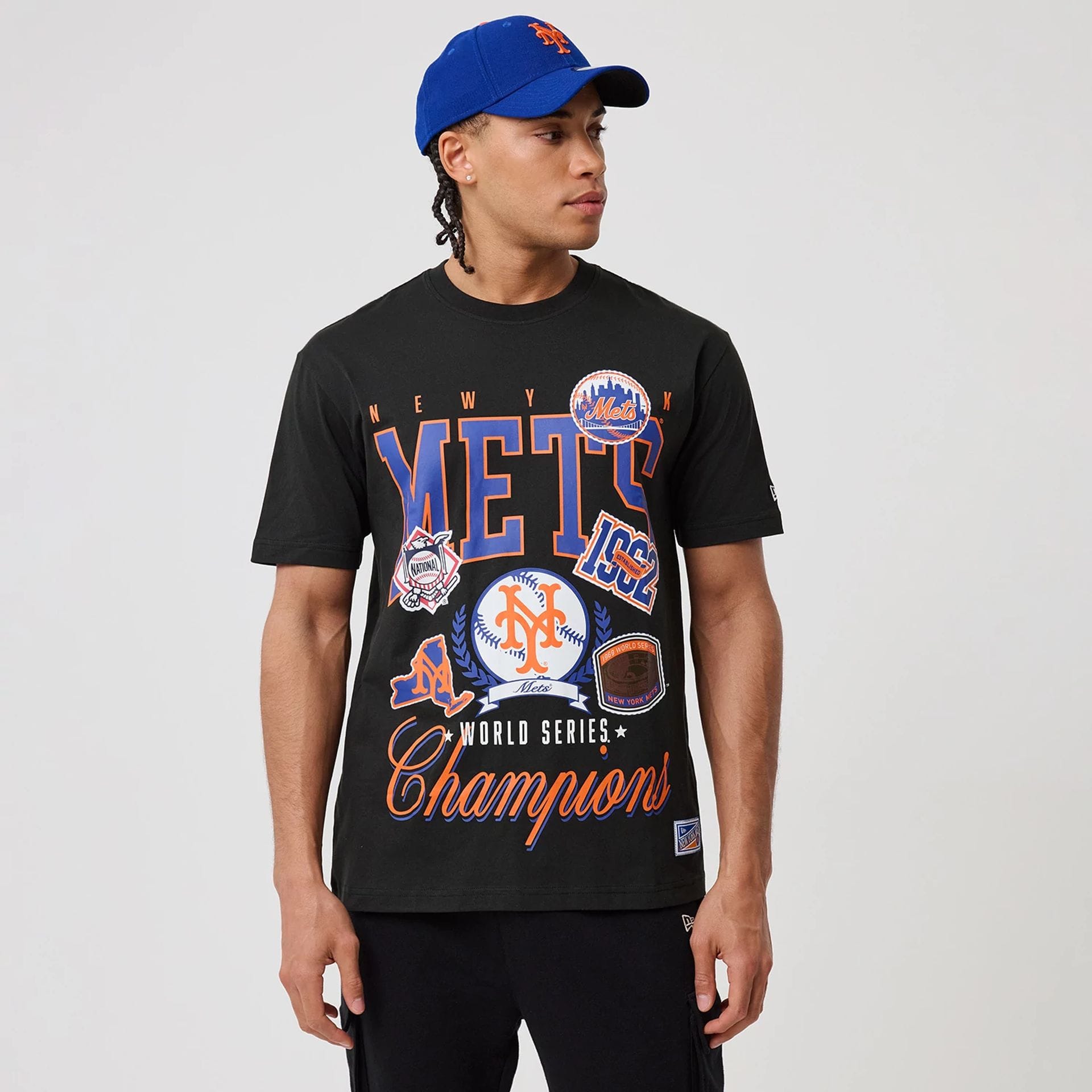 The model is wearing this MLB Sport Classic New York Mets T-Shirt in black. 1