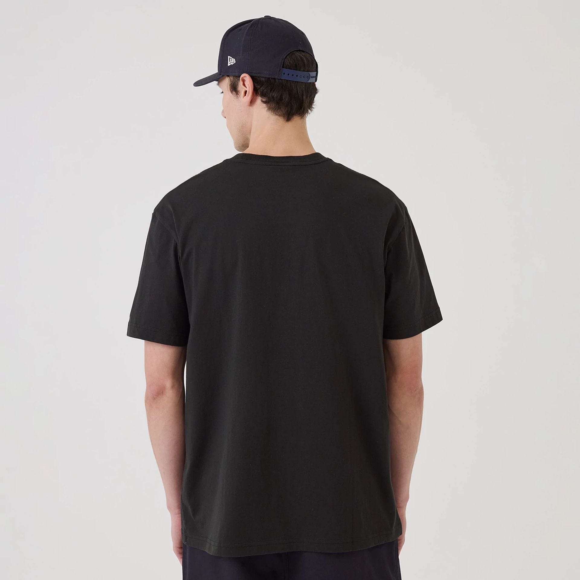 The model is wearing this MLB Sport Classic New York Yankees T-Shirt in black. 2