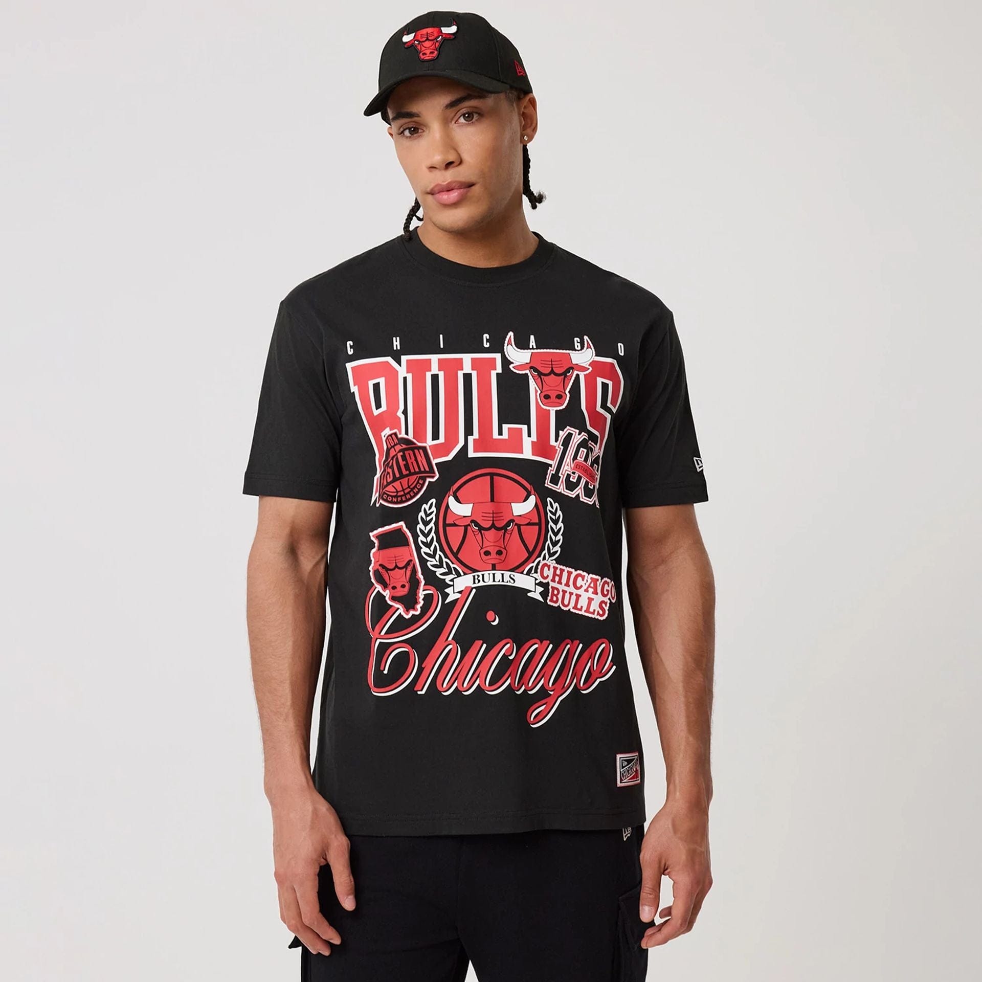 The model is wearing this NBA Sport Classic Chicago Bulls T-Shirt in black. 1