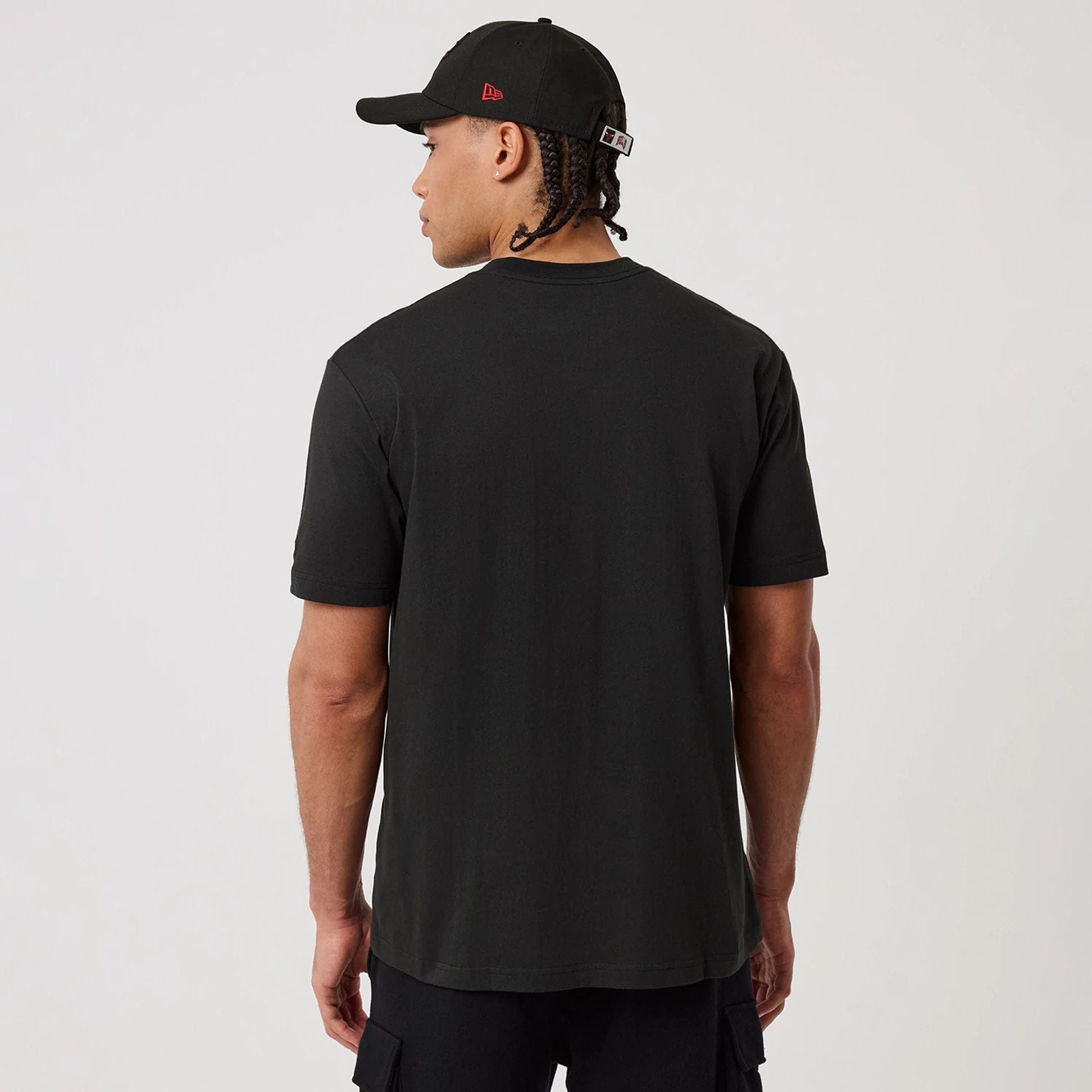 The model is wearing this NBA Sport Classic Chicago Bulls T-Shirt in black. 2